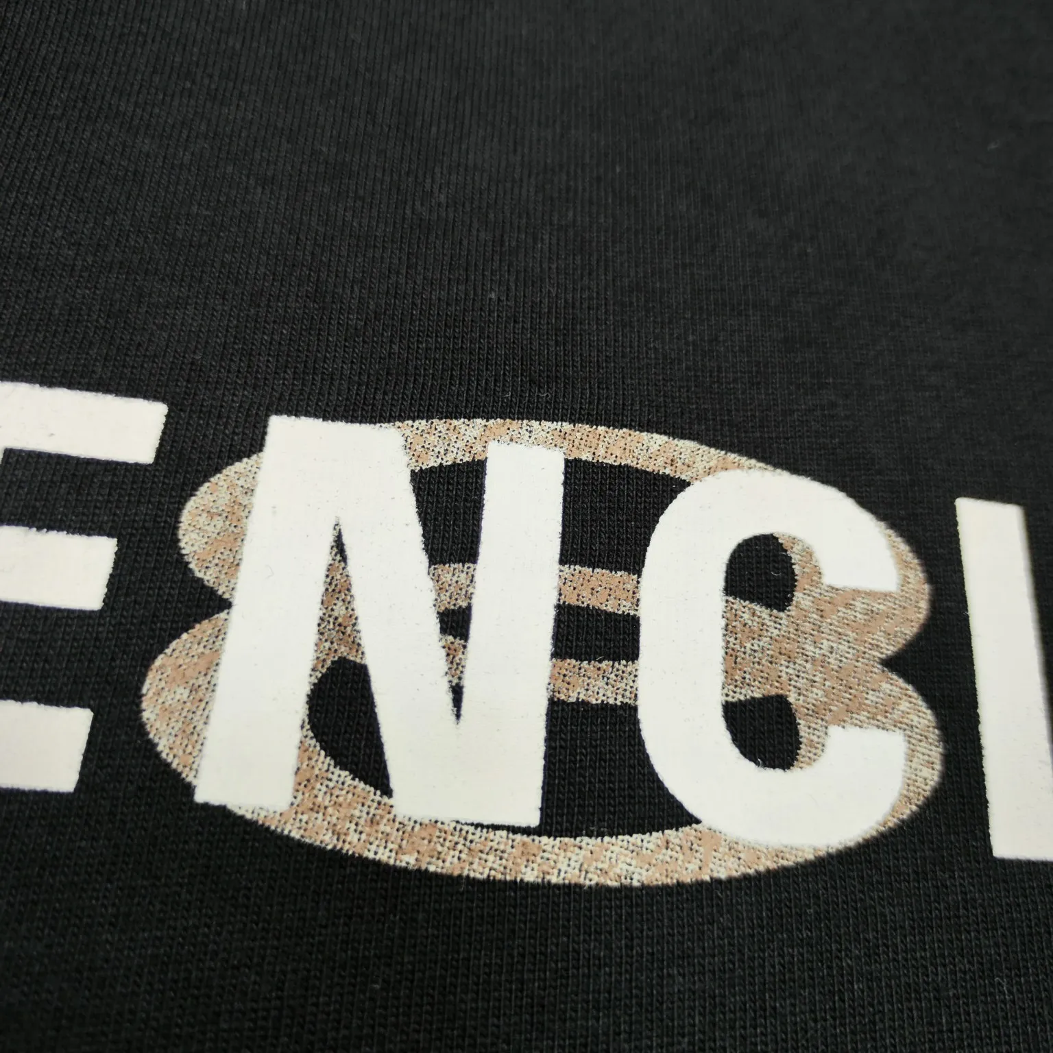The top approved version BALENCIAGA/Balenciaga 2024 SS mirrored double-loop LOGO classic letter embroidery short-sleeved T-shirt ✅No.1 quality in this market, real ceiling quality ✅All original development drawings pay attention to details to avoid mixed use of stolen pictures by merchants ✅Correct 260g custom-woven and dyed double yarn fabric, soft, breathable and comfortable ✅Imported Tajima embroidery machine 150,000-needle embroidery effect is full, three-dimensional and clear without burrs ✅Custom-dyed thread No color difference No deformation, overweight craftsmanship, different market currency. Here is an explanation of why mine is a little more expensive than others, 1. It seems to be a simple printing or embroidery, but it is not simple at all. 10000% imported machine restoration is not just a word. You are welcome to compare with peers. 2. Each model is produced by the company. The details of the workmanship and fabrics are consistent with the original ones. It is guaranteed to have no color difference with the counters. Reproduction is not scary. Whoever is fake is embarrassed. It’s not shameful to make a replica, it’s shameful if you can’t buy the correct version if you make a replica. 3. Note that the threaded collars are all original collars of certain countries and regions, with high wrapping. The width of the neckline and cabinets are accurate to the millimeter. Thick necklines are not easy to deform. The collars of high-end products are all restored cabinets. They are different from the big collars in the world. Ordinary garbage short-sleeves are printed with a print. The clavicle of the upper body is exposed. Please be patient. Customers who have bought genuine products or have seen genuine products will come back to place orders again. This is quality. This is quality. 4. Different styles of washed wheat main wheat, including imported wheat, have different colors and codes. Really restore the counter. As we all know, Balenciaga has different English or different colors on the collar labels of each quarter. This distinguishes the fast food products with the same common main wheat washed wheat. 5. Pay attention to the workmanship. The stitching at the neckline has no folds, smooth and natural without overlapping lines, and truly restores this. This is something that many people cannot do. 6. The fabric is made of 260g Paris-specific double yarn. No one can make better fabrics than my family. There's really no way to compare it with the ordinary version on the market. Respect it. It's genuine and costs thousands of dollars anyway. Don't buy street stalls. Quality 7. The workmanship is fully restored. The packaging is fully restored. The cost is huge. 8. I guarantee here that this is the highest quality you can find. Size: S--XL Color: Black White P: 260