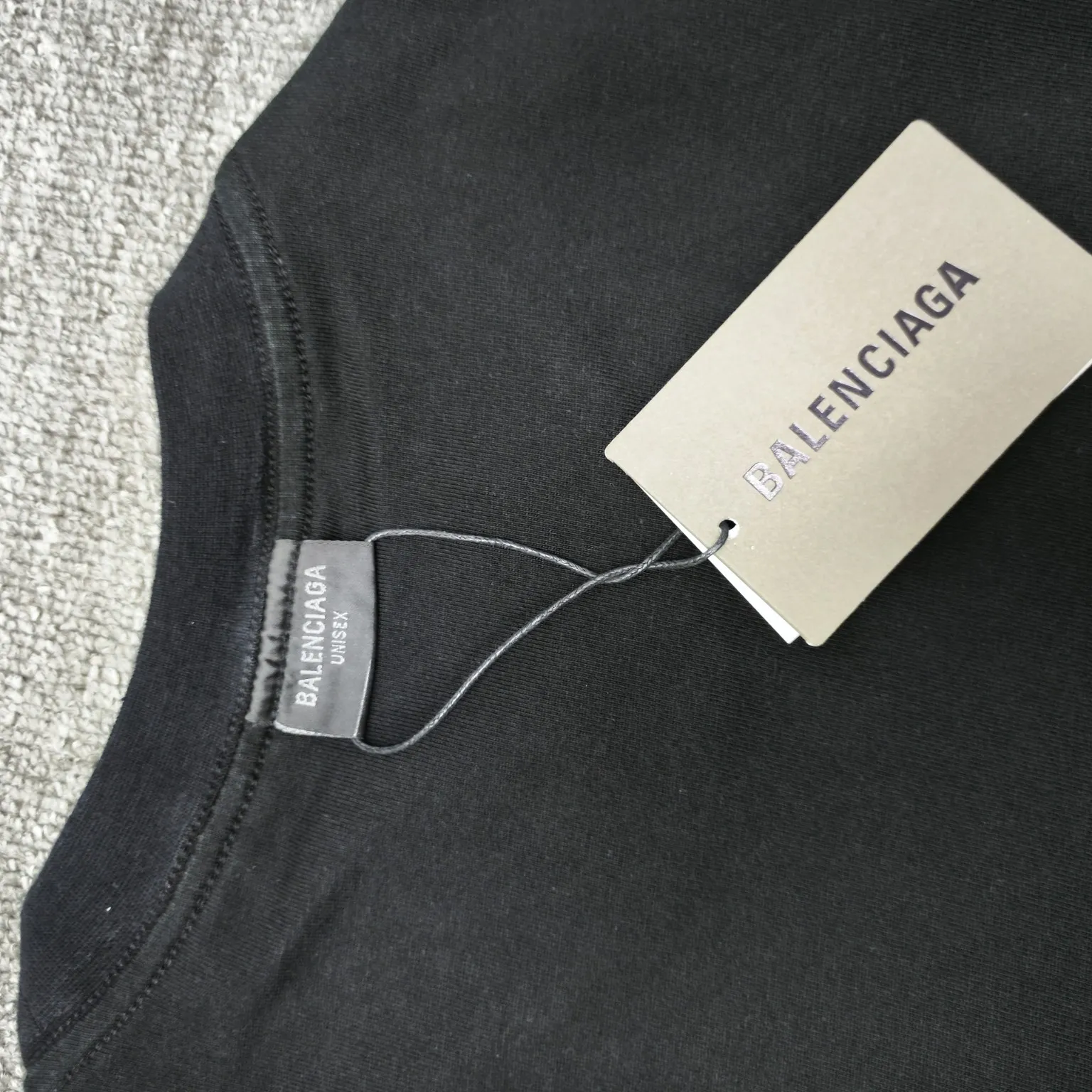 The top approved version BALENCIAGA/Balenciaga 2024 SS mirrored double-loop LOGO classic letter embroidery short-sleeved T-shirt ✅No.1 quality in this market, real ceiling quality ✅All original development drawings pay attention to details to avoid mixed use of stolen pictures by merchants ✅Correct 260g custom-woven and dyed double yarn fabric, soft, breathable and comfortable ✅Imported Tajima embroidery machine 150,000-needle embroidery effect is full, three-dimensional and clear without burrs ✅Custom-dyed thread No color difference No deformation, overweight craftsmanship, different market currency. Here is an explanation of why mine is a little more expensive than others, 1. It seems to be a simple printing or embroidery, but it is not simple at all. 10000% imported machine restoration is not just a word. You are welcome to compare with peers. 2. Each model is produced by the company. The details of the workmanship and fabrics are consistent with the original ones. It is guaranteed to have no color difference with the counters. Reproduction is not scary. Whoever is fake is embarrassed. It’s not shameful to make a replica, it’s shameful if you can’t buy the correct version if you make a replica. 3. Note that the threaded collars are all original collars of certain countries and regions, with high wrapping. The width of the neckline and cabinets are accurate to the millimeter. Thick necklines are not easy to deform. The collars of high-end products are all restored cabinets. They are different from the big collars in the world. Ordinary garbage short-sleeves are printed with a print. The clavicle of the upper body is exposed. Please be patient. Customers who have bought genuine products or have seen genuine products will come back to place orders again. This is quality. This is quality. 4. Different styles of washed wheat main wheat, including imported wheat, have different colors and codes. Really restore the counter. As we all know, Balenciaga has different English or different colors on the collar labels of each quarter. This distinguishes the fast food products with the same common main wheat washed wheat. 5. Pay attention to the workmanship. The stitching at the neckline has no folds, smooth and natural without overlapping lines, and truly restores this. This is something that many people cannot do. 6. The fabric is made of 260g Paris-specific double yarn. No one can make better fabrics than my family. There's really no way to compare it with the ordinary version on the market. Respect it. It's genuine and costs thousands of dollars anyway. Don't buy street stalls. Quality 7. The workmanship is fully restored. The packaging is fully restored. The cost is huge. 8. I guarantee here that this is the highest quality you can find. Size: S--XL Color: Black White P: 260