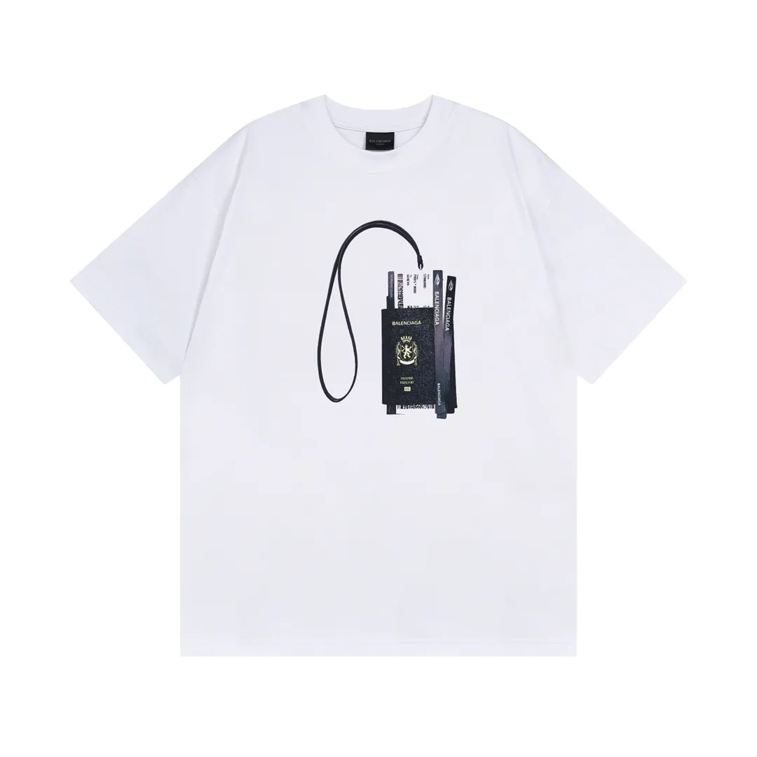 🅿️180 detailed pictures [Top version. Official website quality] BALENCI*GA/Paris. 2024 catwalk new style. Paris. Air ticket passport LOGO printed T-shirt, brick cabinet synchronization. Genuine product developed at the first time, welcome to compare! The fabric is made of Paris ZP custom-woven and dyed cotton double yarn. Weighing 260 grams, the cloth surface is clean. The cloth pattern is clear, soft and comfortable. The threads are dyed with no color difference. The classic LOGO is printed using imported machine-made white ink direct printing. The letters are clear and the effect is three-dimensional. Restore the brick cabinet. Different market currency, welcome to compare, the version adopts OS loose shoulder version. Same style for men and women Coding: BL233310 Color: black, white Size: XS to L
