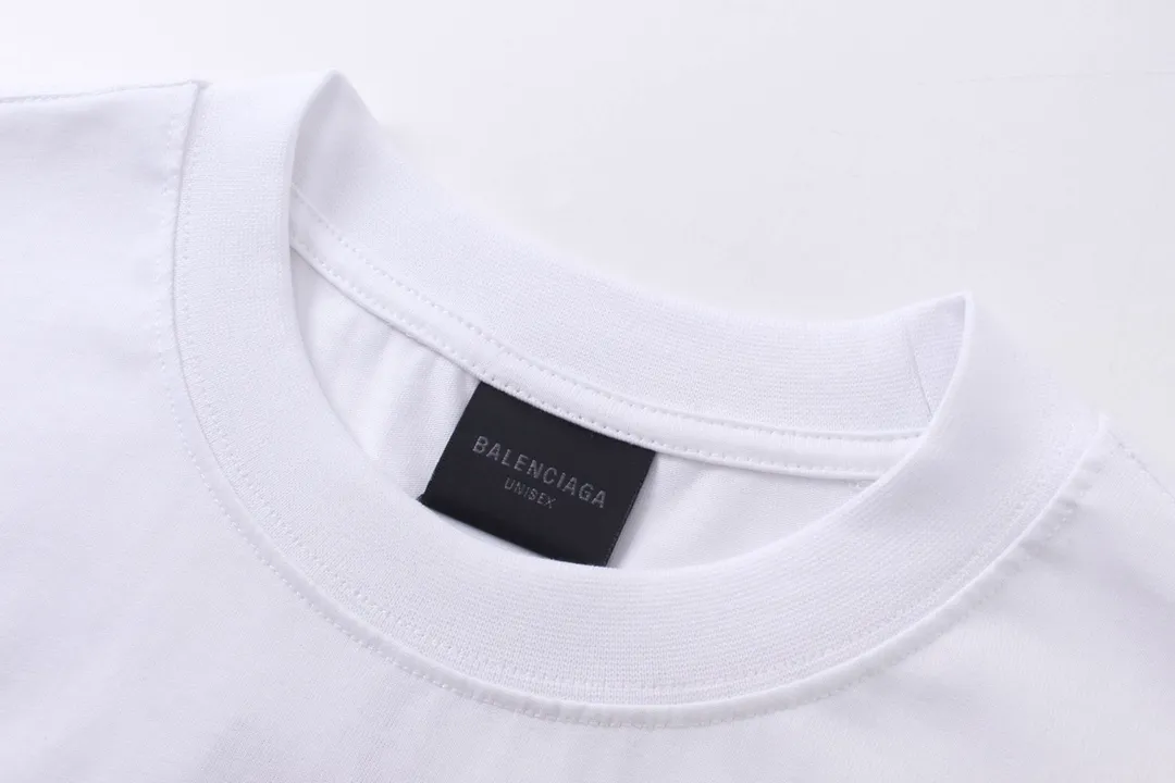 🅿️180 detailed pictures [Top version. Official website quality] BALENCI*GA/Paris. 2024 catwalk new style. Paris. Air ticket passport LOGO printed T-shirt, brick cabinet synchronization. Genuine product developed at the first time, welcome to compare! The fabric is made of Paris ZP custom-woven and dyed cotton double yarn. Weighing 260 grams, the cloth surface is clean. The cloth pattern is clear, soft and comfortable. The threads are dyed with no color difference. The classic LOGO is printed using imported machine-made white ink direct printing. The letters are clear and the effect is three-dimensional. Restore the brick cabinet. Different market currency, welcome to compare, the version adopts OS loose shoulder version. Same style for men and women Coding: BL233310 Color: black, white Size: XS to L