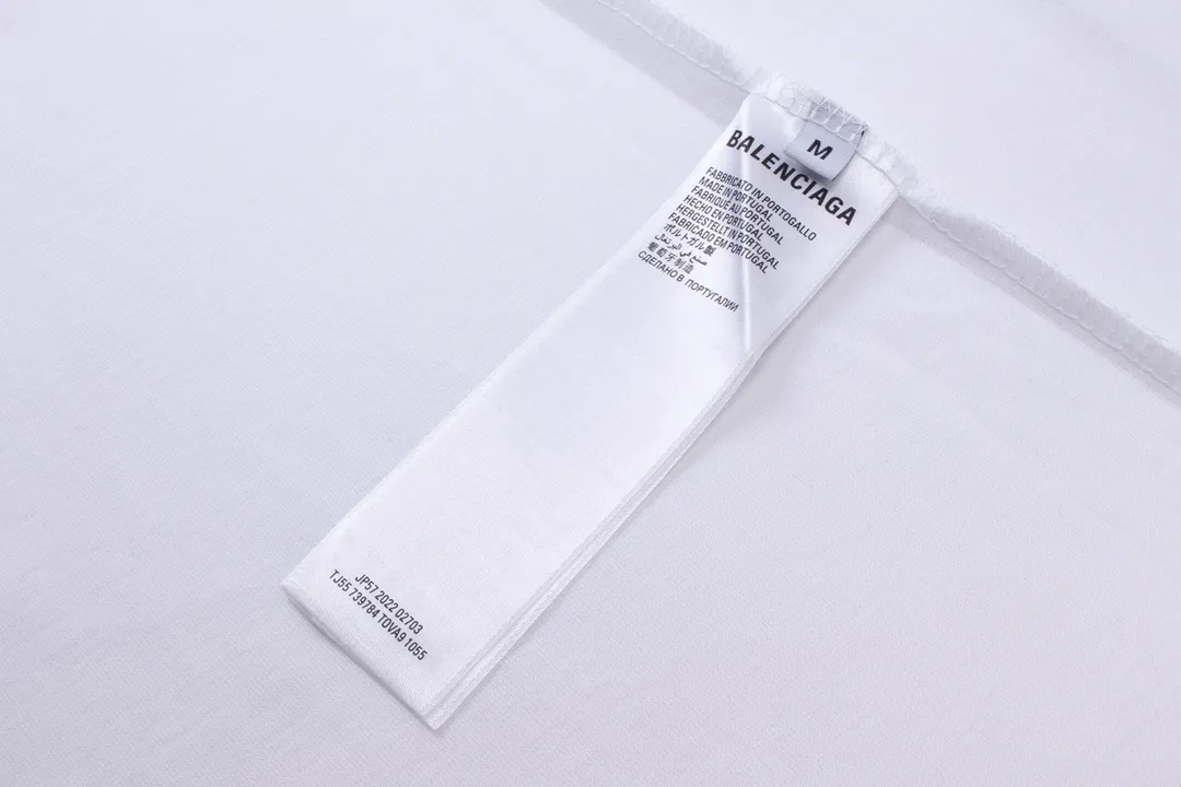 🅿️180 detailed pictures [Top version. Official website quality] BALENCI*GA/Paris. 2024 catwalk new style. Paris. Air ticket passport LOGO printed T-shirt, brick cabinet synchronization. Genuine product developed at the first time, welcome to compare! The fabric is made of Paris ZP custom-woven and dyed cotton double yarn. Weighing 260 grams, the cloth surface is clean. The cloth pattern is clear, soft and comfortable. The threads are dyed with no color difference. The classic LOGO is printed using imported machine-made white ink direct printing. The letters are clear and the effect is three-dimensional. Restore the brick cabinet. Different market currency, welcome to compare, the version adopts OS loose shoulder version. Same style for men and women Coding: BL233310 Color: black, white Size: XS to L