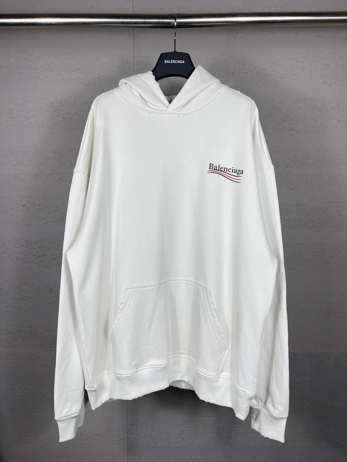 🅿️300 Actual pictures [Top version. Official website quality] BALENCI*GA/Paris# classic model, 2023 autumn and winter new style. Coke cracked printed worn distressed long-sleeved hooded sweatshirt. The fabric is made of Paris ZP custom-woven and dyed cotton double yarn David sweater. The weight is 450 grams, the cloth surface is clean. The cloth pattern is clear, soft and comfortable. The threads are dyed with no color difference. The classic pattern printing uses environmentally friendly imported glue, split printing, precision stencil, clear letters, no burrs, and strong three-dimensional effect. The garments are worn and worn. All colors are synchronized with the brick cabinets, custom woven and dyed, and will not fade. Different market currencies. The version adopts OS loose shoulder design. Same style for men and women. Code: BL238029 Color: black, smoke gray, plain blue, off-white Size: XS S M L
