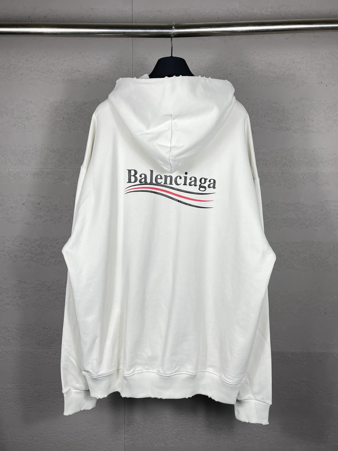 🅿️300 Actual pictures [Top version. Official website quality] BALENCI*GA/Paris# classic model, 2023 autumn and winter new style. Coke cracked printed worn distressed long-sleeved hooded sweatshirt. The fabric is made of Paris ZP custom-woven and dyed cotton double yarn David sweater. The weight is 450 grams, the cloth surface is clean. The cloth pattern is clear, soft and comfortable. The threads are dyed with no color difference. The classic pattern printing uses environmentally friendly imported glue, split printing, precision stencil, clear letters, no burrs, and strong three-dimensional effect. The garments are worn and worn. All colors are synchronized with the brick cabinets, custom woven and dyed, and will not fade. Different market currencies. The version adopts OS loose shoulder design. Same style for men and women. Code: BL238029 Color: black, smoke gray, plain blue, off-white Size: XS S M L