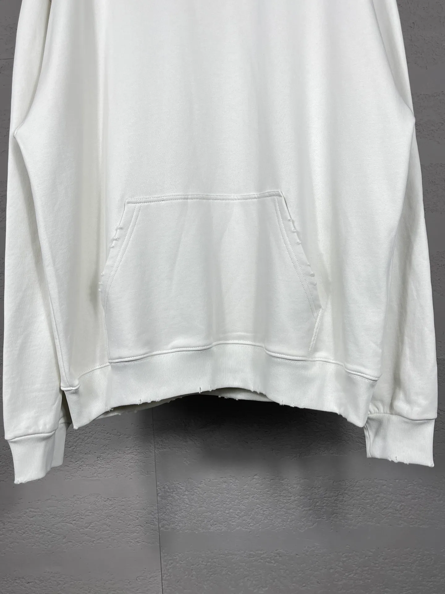 🅿️300 Actual pictures [Top version. Official website quality] BALENCI*GA/Paris# classic model, 2023 autumn and winter new style. Coke cracked printed worn distressed long-sleeved hooded sweatshirt. The fabric is made of Paris ZP custom-woven and dyed cotton double yarn David sweater. The weight is 450 grams, the cloth surface is clean. The cloth pattern is clear, soft and comfortable. The threads are dyed with no color difference. The classic pattern printing uses environmentally friendly imported glue, split printing, precision stencil, clear letters, no burrs, and strong three-dimensional effect. The garments are worn and worn. All colors are synchronized with the brick cabinets, custom woven and dyed, and will not fade. Different market currencies. The version adopts OS loose shoulder design. Same style for men and women. Code: BL238029 Color: black, smoke gray, plain blue, off-white Size: XS S M L