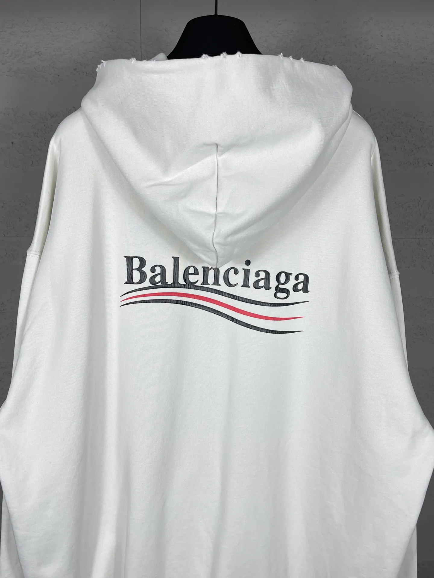 🅿️300 Actual pictures [Top version. Official website quality] BALENCI*GA/Paris# classic model, 2023 autumn and winter new style. Coke cracked printed worn distressed long-sleeved hooded sweatshirt. The fabric is made of Paris ZP custom-woven and dyed cotton double yarn David sweater. The weight is 450 grams, the cloth surface is clean. The cloth pattern is clear, soft and comfortable. The threads are dyed with no color difference. The classic pattern printing uses environmentally friendly imported glue, split printing, precision stencil, clear letters, no burrs, and strong three-dimensional effect. The garments are worn and worn. All colors are synchronized with the brick cabinets, custom woven and dyed, and will not fade. Different market currencies. The version adopts OS loose shoulder design. Same style for men and women. Code: BL238029 Color: black, smoke gray, plain blue, off-white Size: XS S M L
