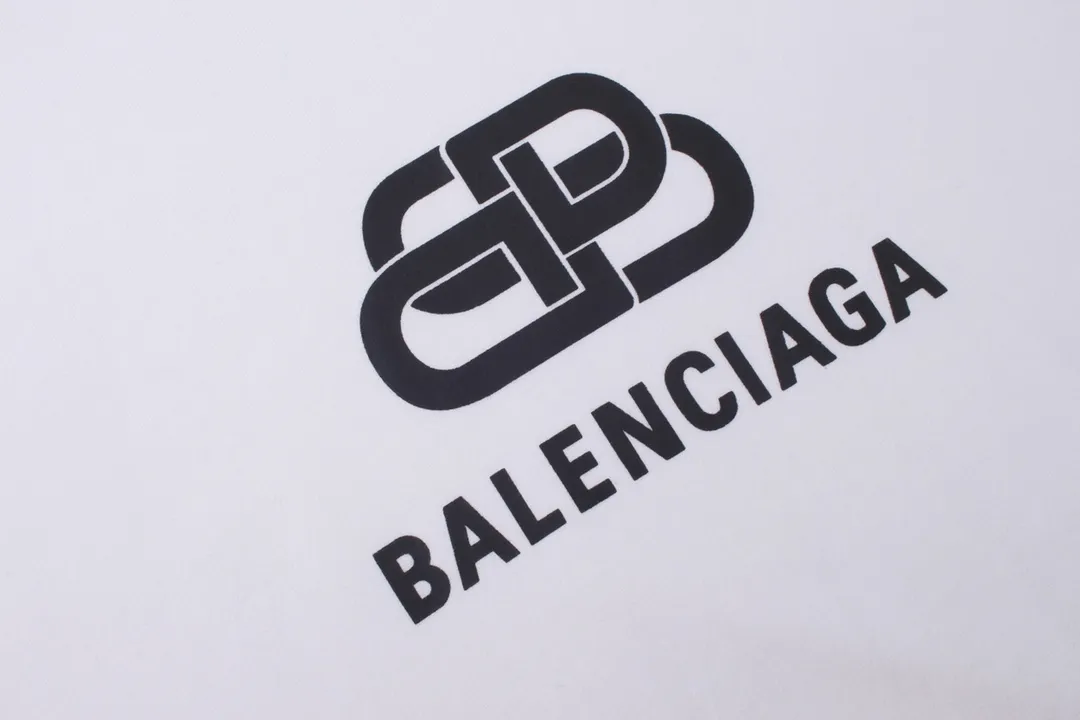 🅿️246 Detailed picture [Top version. Official website quality] BALENCI*GA/Paris. Classic style. SS22 #balenci*ga lock letter LOGO round neck sweatshirt. Brick cabinet synchronization.                       The fabric is made of Paris ZP custom-woven and dyed cotton sweatshirt. The weight is 450 grams. The cloth surface is clean. The cloth pattern is clear, soft and comfortable. The threads are dyed with no color difference. The classic pattern is printed with environmentally friendly imported materials, precision printing screen, the letters are clear, the effect is three-dimensional, and the brick cabinet is restored. The version adopts the OS loose shoulder style. Same style for men and women Coding: BL235568 Color: black, white, coffee Size: XS S M L