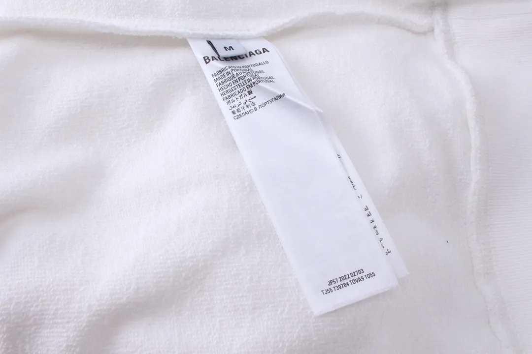 🅿️246 Detailed picture [Top version. Official website quality] BALENCI*GA/Paris. Classic style. SS22 #balenci*ga lock letter LOGO round neck sweatshirt. Brick cabinet synchronization.                       The fabric is made of Paris ZP custom-woven and dyed cotton sweatshirt. The weight is 450 grams. The cloth surface is clean. The cloth pattern is clear, soft and comfortable. The threads are dyed with no color difference. The classic pattern is printed with environmentally friendly imported materials, precision printing screen, the letters are clear, the effect is three-dimensional, and the brick cabinet is restored. The version adopts the OS loose shoulder style. Same style for men and women Coding: BL235568 Color: black, white, coffee Size: XS S M L