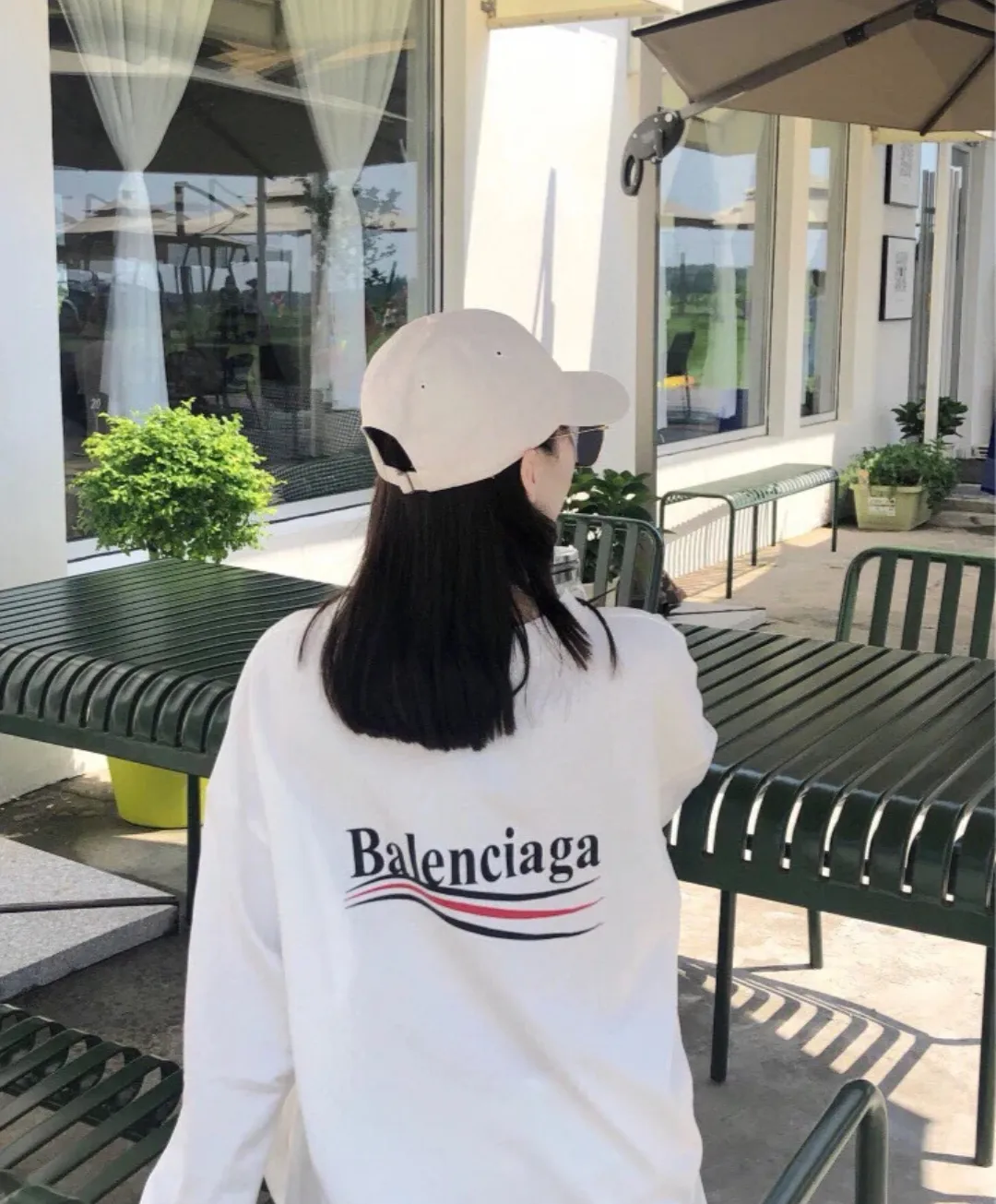 ♻️💯Upper body reference model picture❤️Spring and autumn top-notch proven version of Balenciaga Classic Loose Unisex Pure Cotton Round Neck Sweatshirt. Customized fabrics and printed accessories details are all reproduced one to one. The fabric surface is treated with dust-free woolen craftsmanship, and the shoulder and chain seams are made of 0.8cm bundled strips inside. The special machine-edged double chain-wrapped thread-stitched pure cotton is here to explain why mine is dozens of yuan more expensive than others: 1. Each model is produced by the company. The details of the workmanship and fabrics are consistent with the original ones. There is no color difference between the ones at the counters. Guaranteed no color difference. Replicas are not scary. Whoever is fake is embarrassed. It’s not shameful to make a replica, it’s shameful if you can’t buy the correct version if you make a replica. All of my series can be found in all major places and will be absolutely stunning!  2. The fabric is made of 460 Paris special fabric. No one can make it better than mine. There is really no way to compare with the ordinary version on the market. Respect it. It is authentic and costs thousands of dollars. Don’t go for the quality of street stalls. 3. The workmanship is fully restored and the packaging is fully restored. 4. I guarantee here that this is the highest quality you can find. Size: XS-L Color: haze blue, navy blue, white P:350