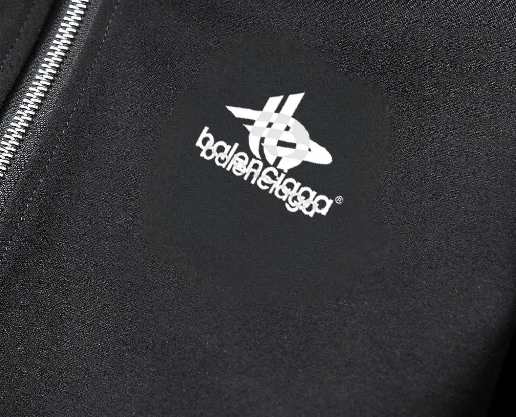 🅿️420 [BALENCIAGA] (Gospel for Fatty) hot-selling suit is coming. Focus on the original version of the official website. 2025 new hot-selling cardigan and sweatshirt suit. The original order is hard to buy🇭🇰. It is the meticulous work of top designers. It has a fitting and perfect upper body effect. All-natural high-quality Roman cotton 100%, close-fitting comfort, noble and elegant! Original hardware embodies elegance and nobility! Counter size: M-5XL (maximum wear up to 220 pounds)