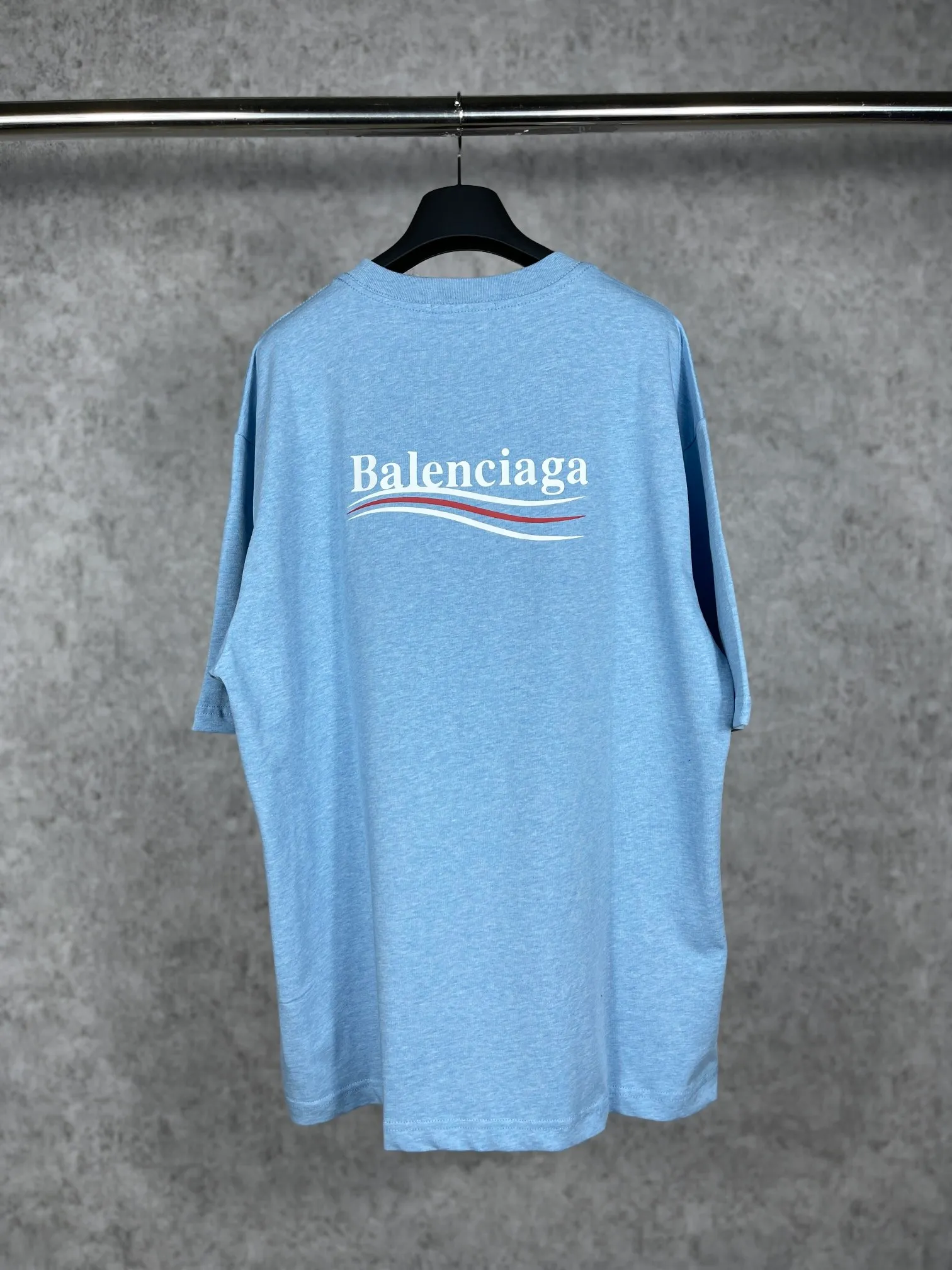 🅿️170 Real photos [Top version. Official website quality] BALENCI*GA/Paris#Classic, Coke printed short-sleeved T-shirt# The fabric is made of Paris ZP custom-woven and dyed cotton double yarn. Weighing 260 grams, the cloth surface is clean. The cloth pattern is clear, soft and comfortable. The threads are dyed with no color difference. The classic pattern printing uses environmentally friendly imported glue and precision mesh. The letters are clear. No burrs. The three-dimensional effect is strong. The version adopts the OS loose shoulder version. The same style for men and women. Code: BL223029 Color: black, white, red, yellow, gray, gray orchid, blue, military green, navy. Size: XS to L