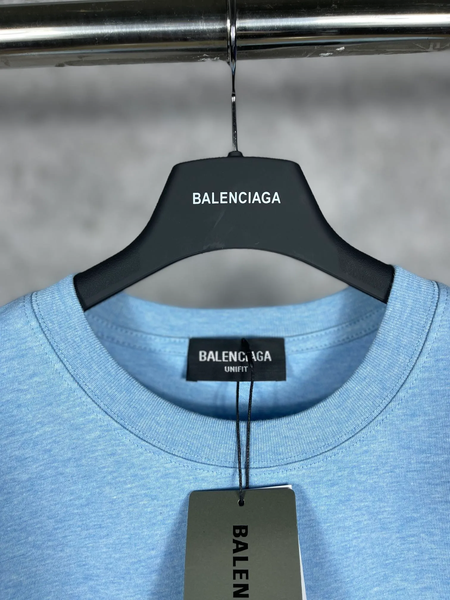 🅿️170 Real photos [Top version. Official website quality] BALENCI*GA/Paris#Classic, Coke printed short-sleeved T-shirt# The fabric is made of Paris ZP custom-woven and dyed cotton double yarn. Weighing 260 grams, the cloth surface is clean. The cloth pattern is clear, soft and comfortable. The threads are dyed with no color difference. The classic pattern printing uses environmentally friendly imported glue and precision mesh. The letters are clear. No burrs. The three-dimensional effect is strong. The version adopts the OS loose shoulder version. The same style for men and women. Code: BL223029 Color: black, white, red, yellow, gray, gray orchid, blue, military green, navy. Size: XS to L