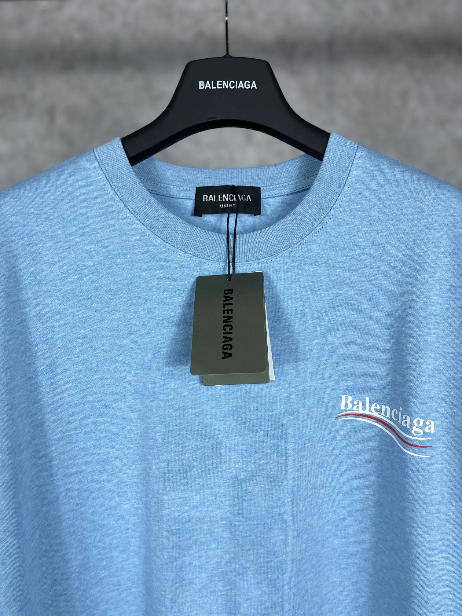 🅿️170 Real photos [Top version. Official website quality] BALENCI*GA/Paris#Classic, Coke printed short-sleeved T-shirt# The fabric is made of Paris ZP custom-woven and dyed cotton double yarn. Weighing 260 grams, the cloth surface is clean. The cloth pattern is clear, soft and comfortable. The threads are dyed with no color difference. The classic pattern printing uses environmentally friendly imported glue and precision mesh. The letters are clear. No burrs. The three-dimensional effect is strong. The version adopts the OS loose shoulder version. The same style for men and women. Code: BL223029 Color: black, white, red, yellow, gray, gray orchid, blue, military green, navy. Size: XS to L