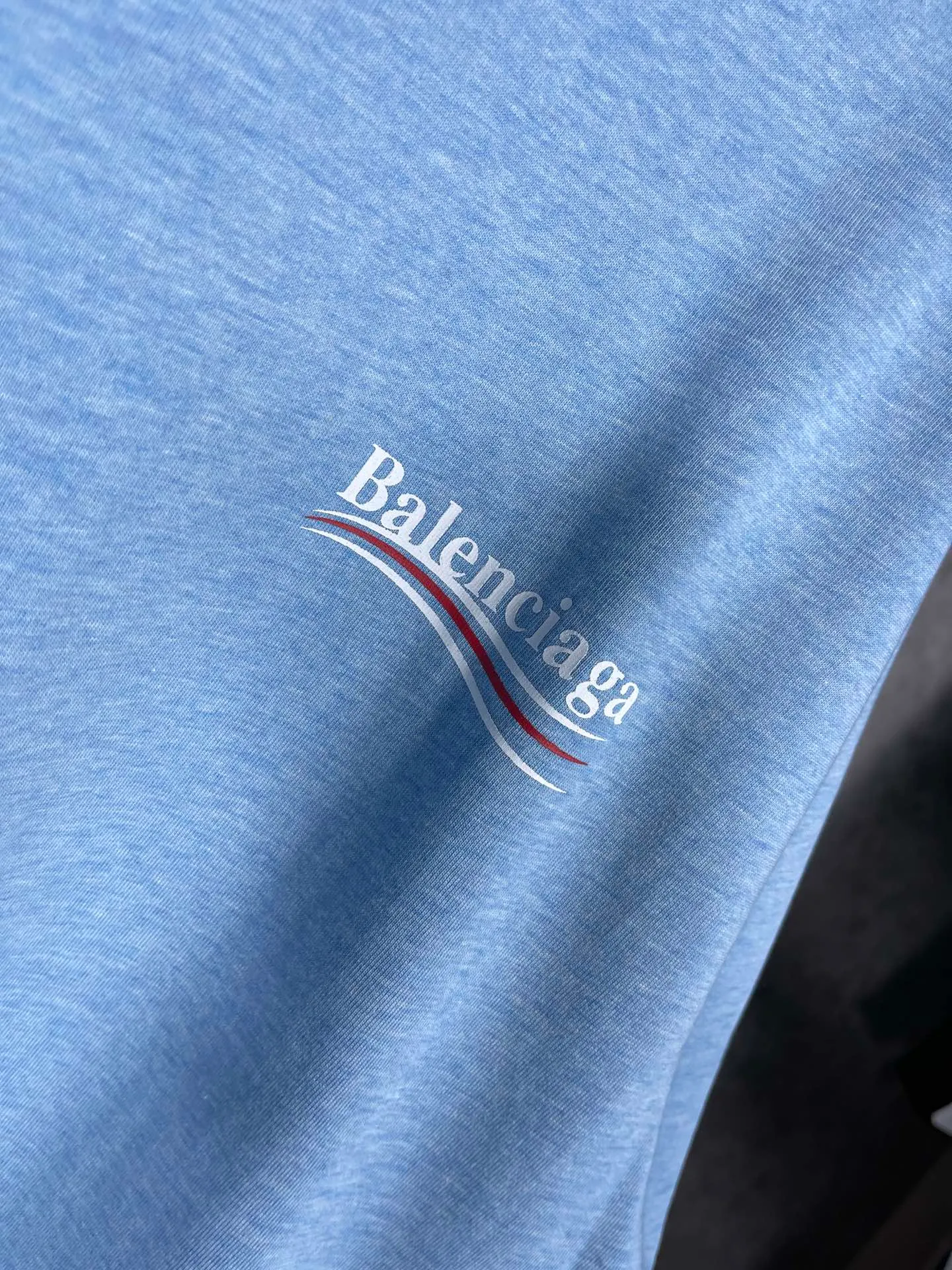 🅿️170 Real photos [Top version. Official website quality] BALENCI*GA/Paris#Classic, Coke printed short-sleeved T-shirt# The fabric is made of Paris ZP custom-woven and dyed cotton double yarn. Weighing 260 grams, the cloth surface is clean. The cloth pattern is clear, soft and comfortable. The threads are dyed with no color difference. The classic pattern printing uses environmentally friendly imported glue and precision mesh. The letters are clear. No burrs. The three-dimensional effect is strong. The version adopts the OS loose shoulder version. The same style for men and women. Code: BL223029 Color: black, white, red, yellow, gray, gray orchid, blue, military green, navy. Size: XS to L