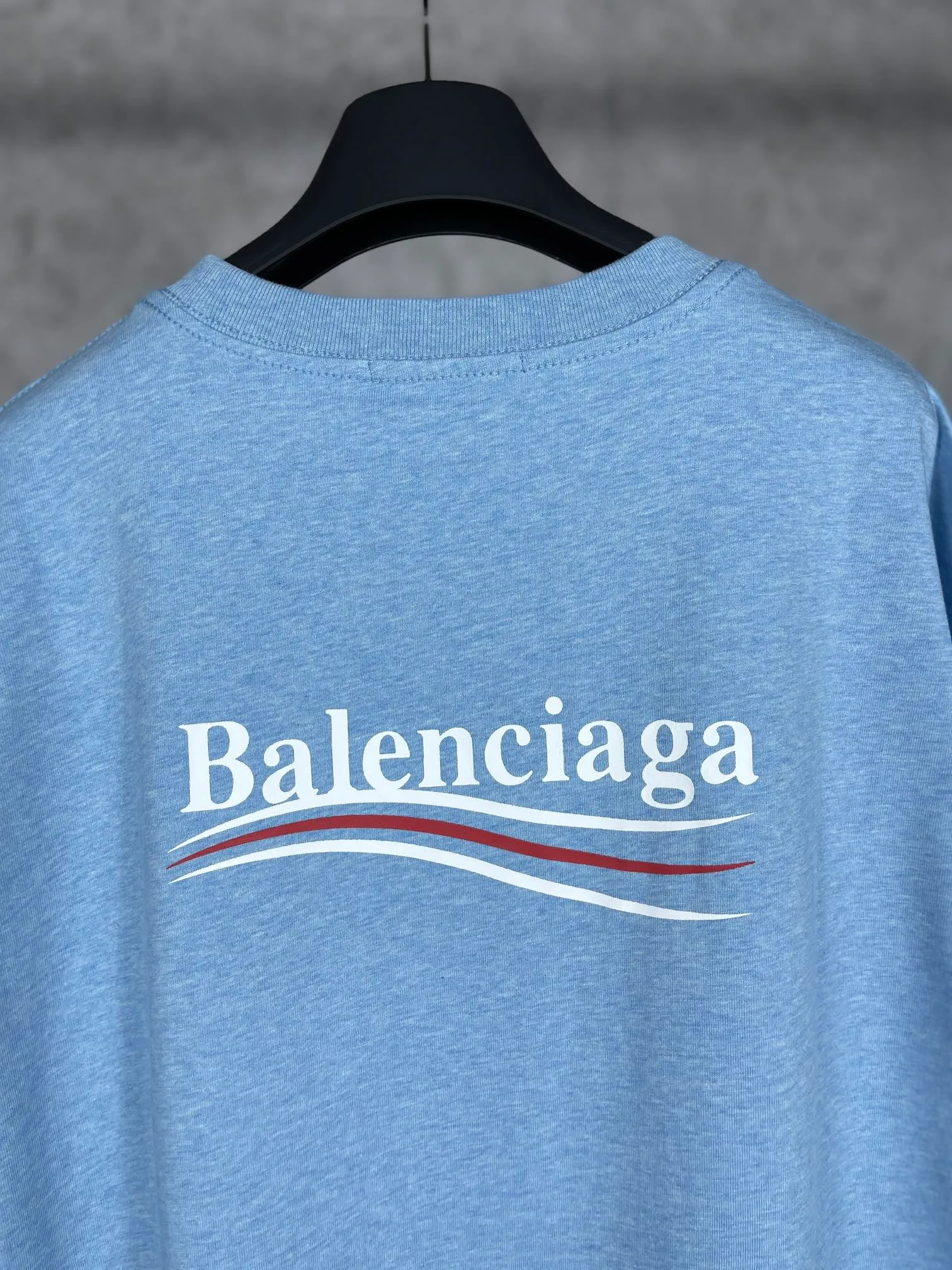 🅿️170 Real photos [Top version. Official website quality] BALENCI*GA/Paris#Classic, Coke printed short-sleeved T-shirt# The fabric is made of Paris ZP custom-woven and dyed cotton double yarn. Weighing 260 grams, the cloth surface is clean. The cloth pattern is clear, soft and comfortable. The threads are dyed with no color difference. The classic pattern printing uses environmentally friendly imported glue and precision mesh. The letters are clear. No burrs. The three-dimensional effect is strong. The version adopts the OS loose shoulder version. The same style for men and women. Code: BL223029 Color: black, white, red, yellow, gray, gray orchid, blue, military green, navy. Size: XS to L