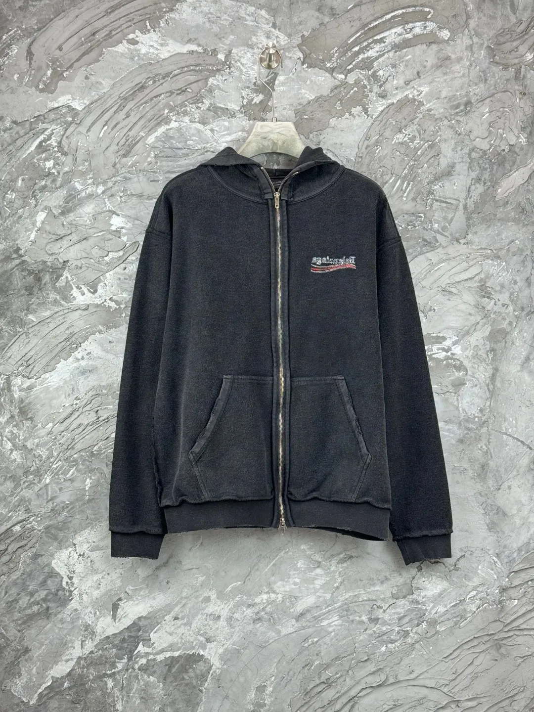 🅿️400 - BALENCI*GA Paris reverse Coke embroidery washed distressed hooded zipper sweatshirt. The front and back embroidery is reverse embroidery with imported Tajima embroidery machine. Ready-made garments are reverse stitched. Ready-made garments are washed. Customized matching hardware. Letters are clear. The effect is three-dimensional. Exclusively pattern-woven and dyed 460g fabric. Threads are dyed in the same vat with zero color difference. Brick cabinets are synchronized. Comparisons are welcome. Same style for men and women -Color: washed black -SIZE: Xs S M L style number 8995#