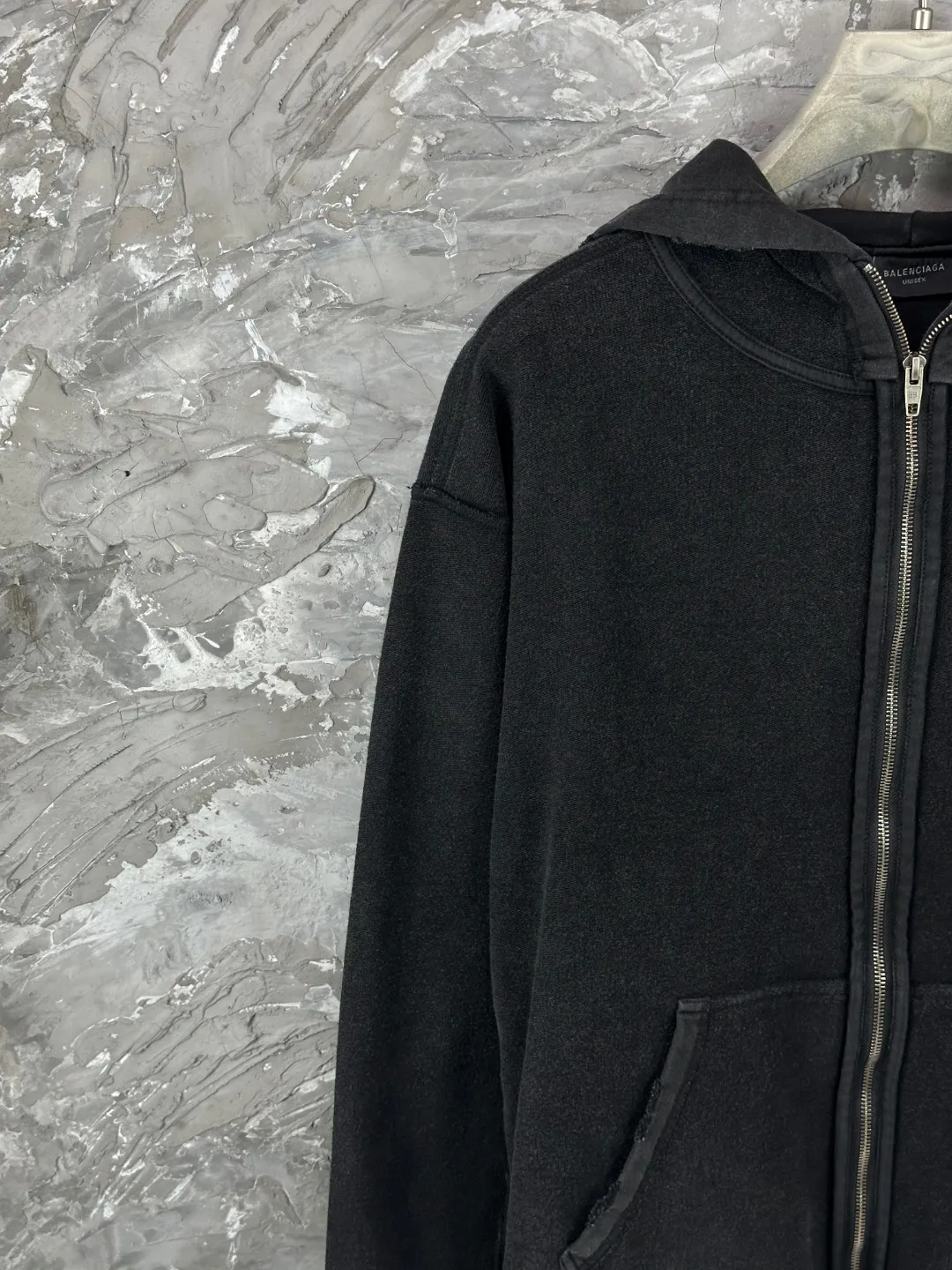 🅿️400 - BALENCI*GA Paris reverse Coke embroidery washed distressed hooded zipper sweatshirt. The front and back embroidery is reverse embroidery with imported Tajima embroidery machine. Ready-made garments are reverse stitched. Ready-made garments are washed. Customized matching hardware. Letters are clear. The effect is three-dimensional. Exclusively pattern-woven and dyed 460g fabric. Threads are dyed in the same vat with zero color difference. Brick cabinets are synchronized. Comparisons are welcome. Same style for men and women -Color: washed black -SIZE: Xs S M L style number 8995#