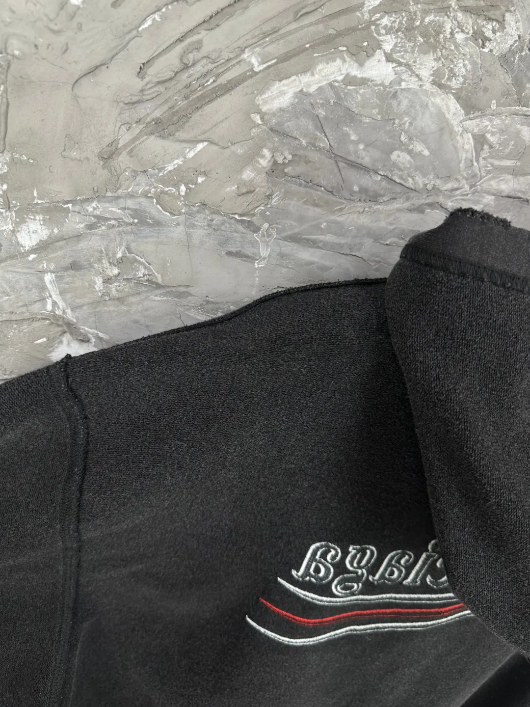 🅿️400 - BALENCI*GA Paris reverse Coke embroidery washed distressed hooded zipper sweatshirt. The front and back embroidery is reverse embroidery with imported Tajima embroidery machine. Ready-made garments are reverse stitched. Ready-made garments are washed. Customized matching hardware. Letters are clear. The effect is three-dimensional. Exclusively pattern-woven and dyed 460g fabric. Threads are dyed in the same vat with zero color difference. Brick cabinets are synchronized. Comparisons are welcome. Same style for men and women -Color: washed black -SIZE: Xs S M L style number 8995#