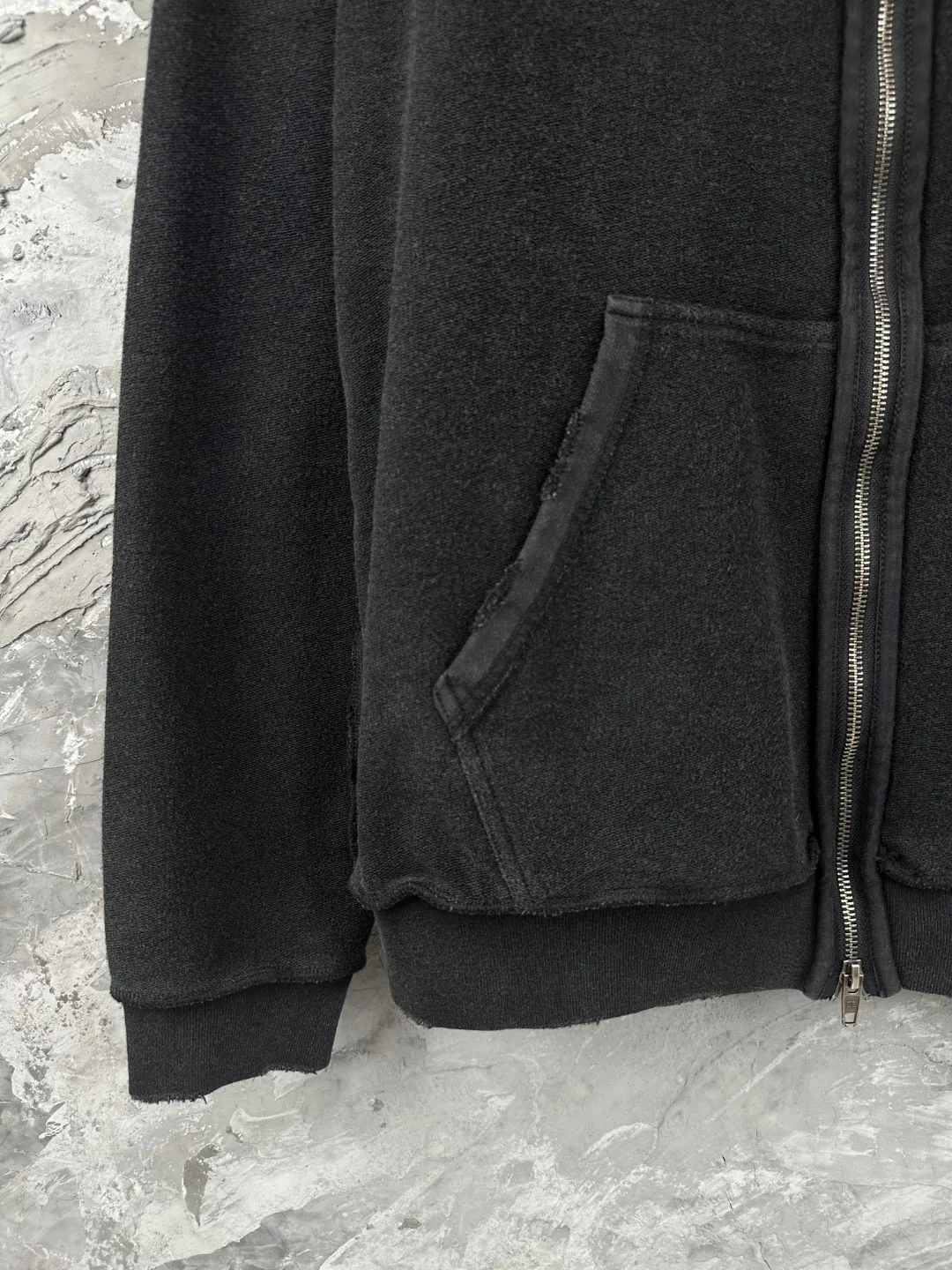 🅿️400 - BALENCI*GA Paris reverse Coke embroidery washed distressed hooded zipper sweatshirt. The front and back embroidery is reverse embroidery with imported Tajima embroidery machine. Ready-made garments are reverse stitched. Ready-made garments are washed. Customized matching hardware. Letters are clear. The effect is three-dimensional. Exclusively pattern-woven and dyed 460g fabric. Threads are dyed in the same vat with zero color difference. Brick cabinets are synchronized. Comparisons are welcome. Same style for men and women -Color: washed black -SIZE: Xs S M L style number 8995#