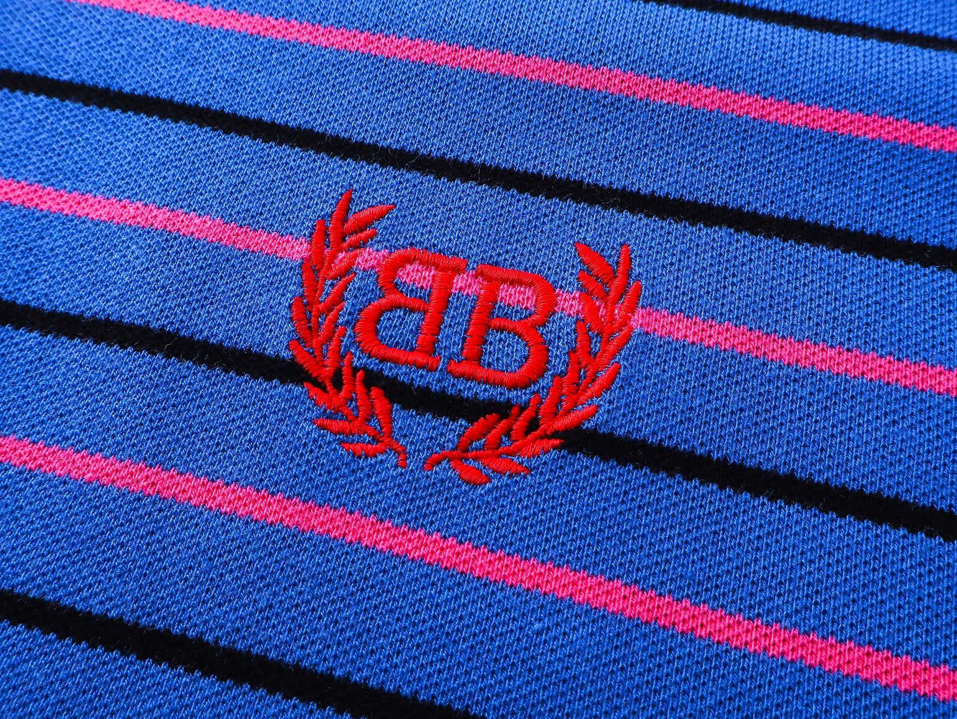 🅿️220 real photos [Top version. Official website quality] BALENCI*GA/Paris #2025 new simple striped chest embroidered POLO shirt, full of design, seamless side strips, heavy production.  Welcome to compare. The fabric is made of Paris ZP custom-woven and dyed cotton pique, with a weight of 260 grams. The cloth surface is clean. The cloth pattern is clear, soft and comfortable. The threads are woven and dyed with no color difference. The embroidered LOGO is embroidered using imported Tajima embroidery machine. The effect is three-dimensional. Restore brick cabinet, adopt OS loose shoulder style. Same style for men and women. Code: BL252206 Color: blue, white Size: XS S M L