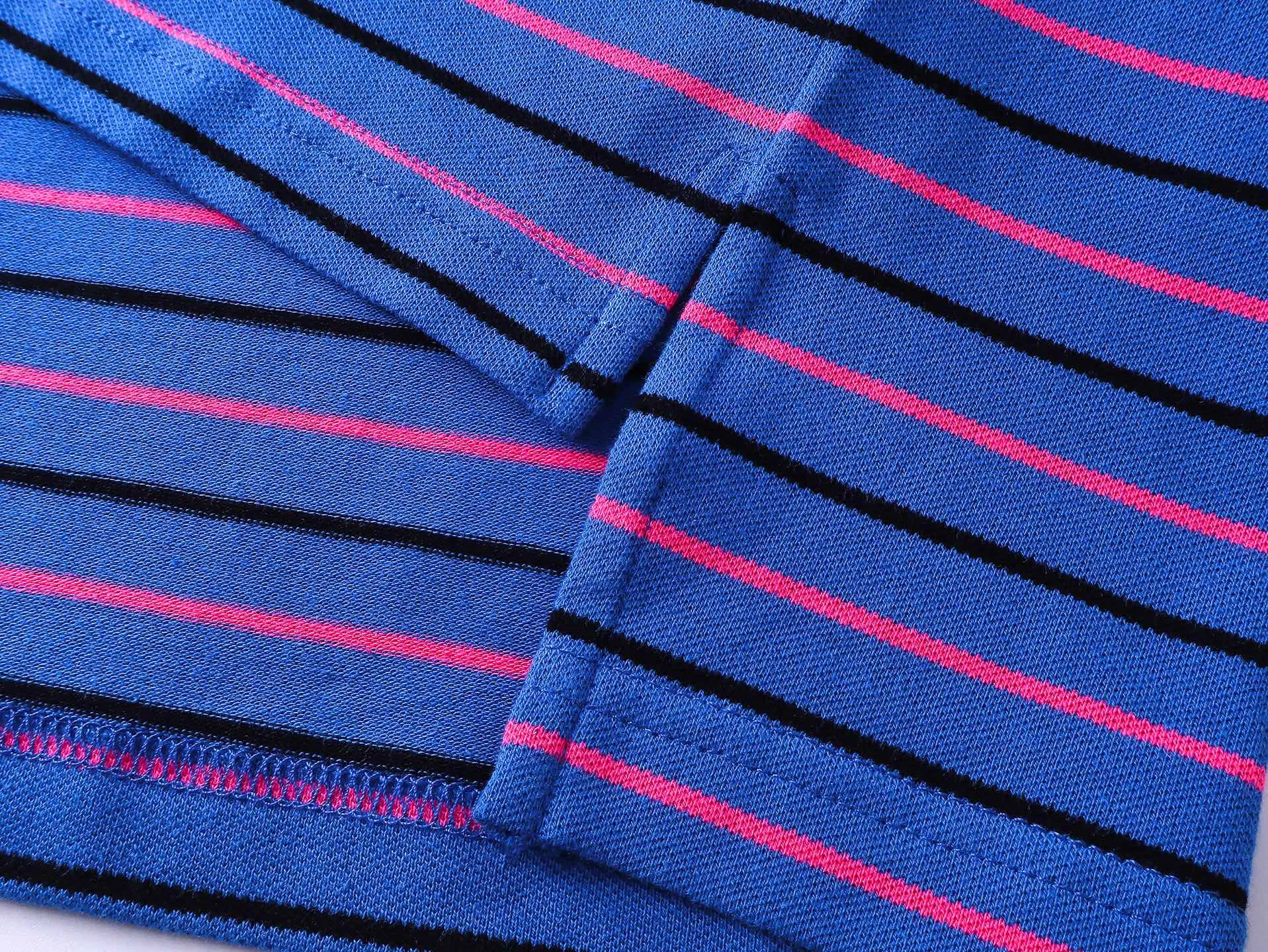🅿️220 real photos [Top version. Official website quality] BALENCI*GA/Paris #2025 new simple striped chest embroidered POLO shirt, full of design, seamless side strips, heavy production.  Welcome to compare. The fabric is made of Paris ZP custom-woven and dyed cotton pique, with a weight of 260 grams. The cloth surface is clean. The cloth pattern is clear, soft and comfortable. The threads are woven and dyed with no color difference. The embroidered LOGO is embroidered using imported Tajima embroidery machine. The effect is three-dimensional. Restore brick cabinet, adopt OS loose shoulder style. Same style for men and women. Code: BL252206 Color: blue, white Size: XS S M L