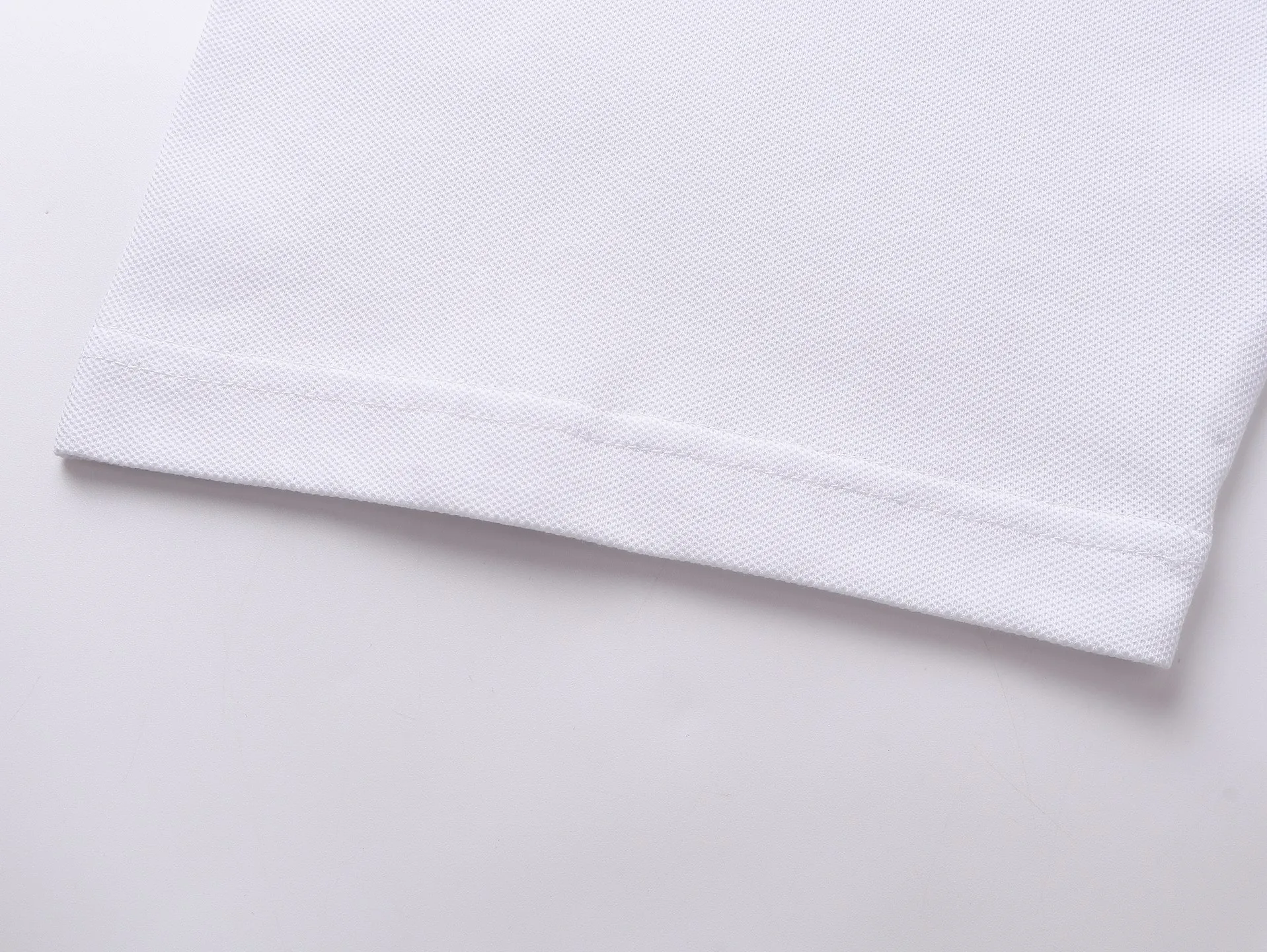 🅿️220 real photos [Top version. Official website quality] BALENCI*GA/Paris #2025 new front and back wave embroidered POLO shirt, front and back slit design, full of design, welcome to compare. The fabric is made of Paris ZP custom-woven and dyed cotton pique, weight 260 grams, clean cloth surface, clear cloth pattern, soft and comfortable. The threads are woven and dyed with no color difference. The embroidered LOGO is embroidered using imported Tajima embroidery machine. The effect is three-dimensional. Restore the brick cabinet, adopt OS loose shoulder style. Same style for men and women. Code: BL252207 Color: black, white Size: XS S M L