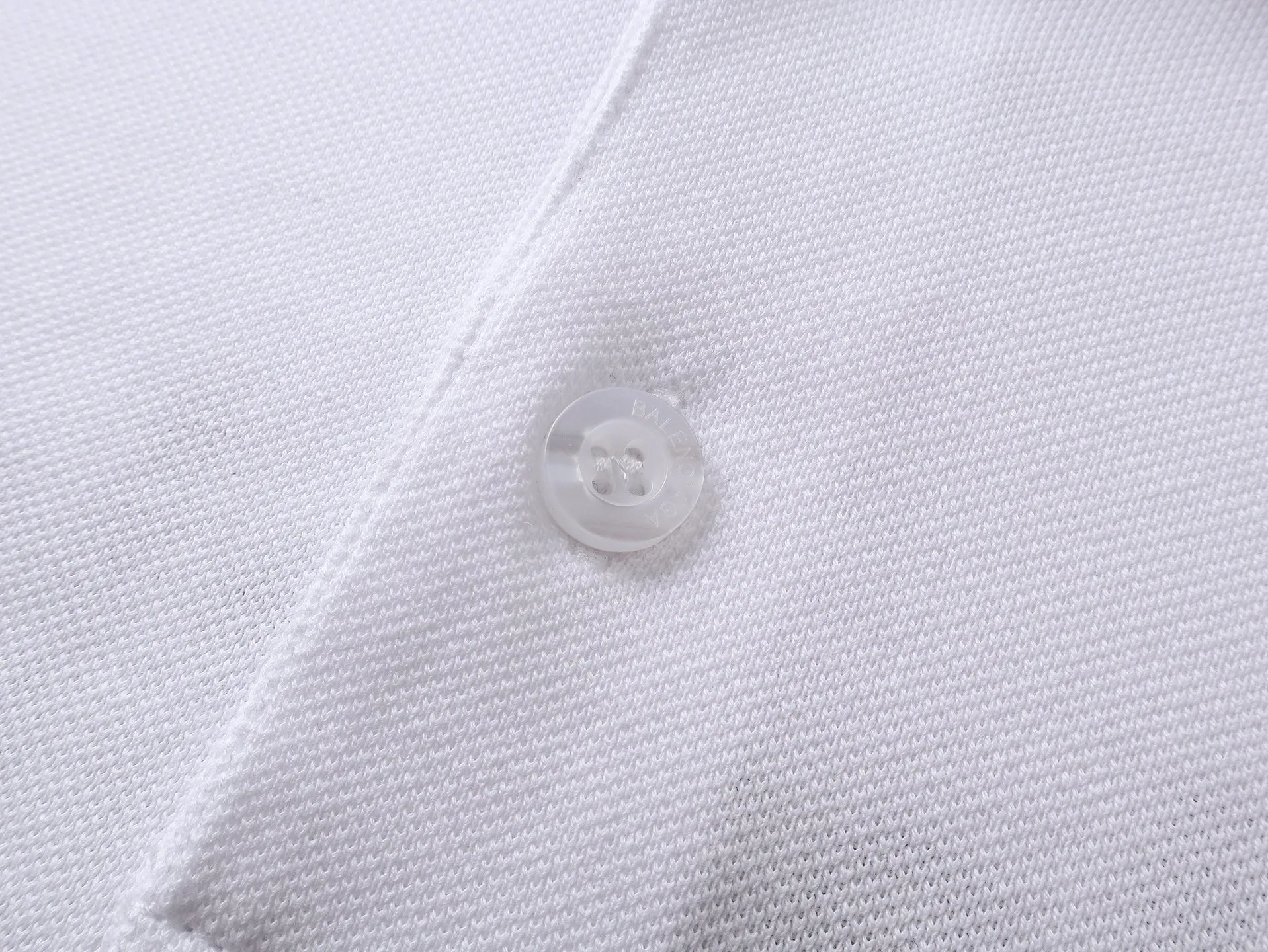 🅿️220 real photos [Top version. Official website quality] BALENCI*GA/Paris #2025 new front and back wave embroidered POLO shirt, front and back slit design, full of design, welcome to compare. The fabric is made of Paris ZP custom-woven and dyed cotton pique, weight 260 grams, clean cloth surface, clear cloth pattern, soft and comfortable. The threads are woven and dyed with no color difference. The embroidered LOGO is embroidered using imported Tajima embroidery machine. The effect is three-dimensional. Restore the brick cabinet, adopt OS loose shoulder style. Same style for men and women. Code: BL252207 Color: black, white Size: XS S M L