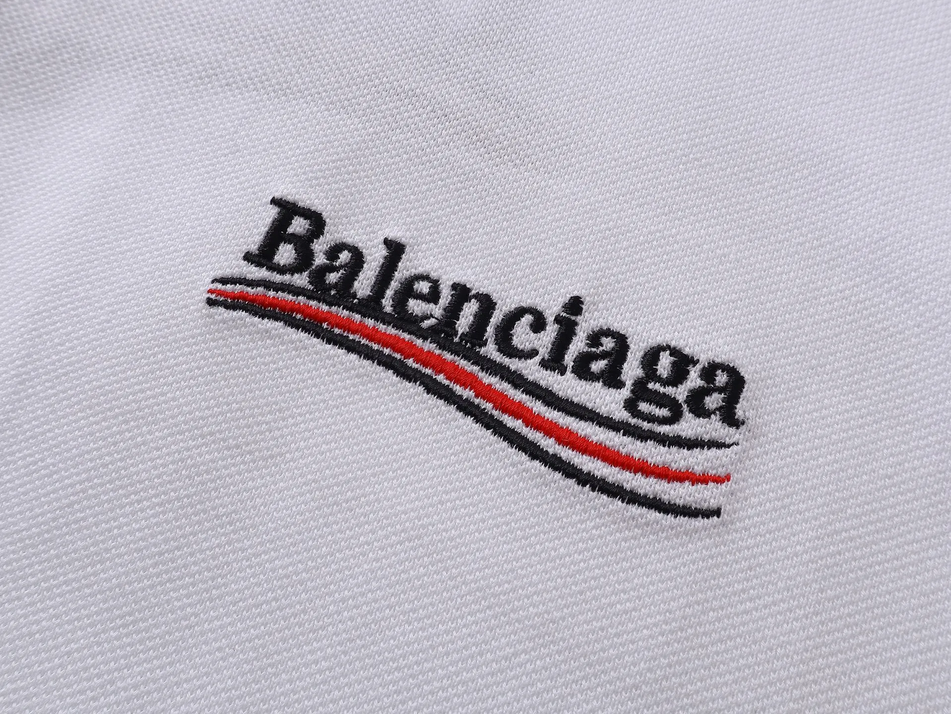 🅿️220 real photos [Top version. Official website quality] BALENCI*GA/Paris #2025 new front and back wave embroidered POLO shirt, front and back slit design, full of design, welcome to compare. The fabric is made of Paris ZP custom-woven and dyed cotton pique, weight 260 grams, clean cloth surface, clear cloth pattern, soft and comfortable. The threads are woven and dyed with no color difference. The embroidered LOGO is embroidered using imported Tajima embroidery machine. The effect is three-dimensional. Restore the brick cabinet, adopt OS loose shoulder style. Same style for men and women. Code: BL252207 Color: black, white Size: XS S M L