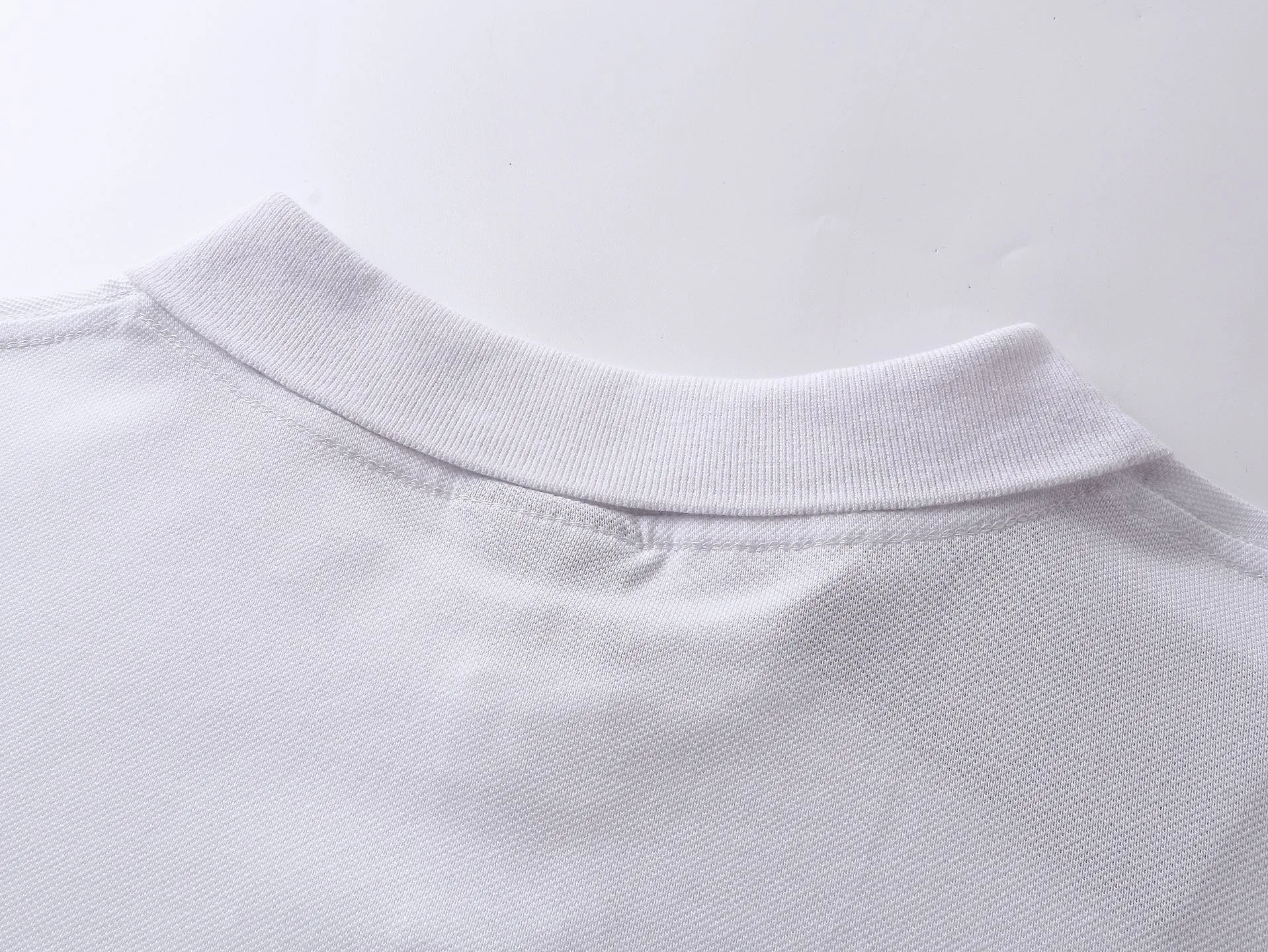 🅿️220 real photos [Top version. Official website quality] BALENCI*GA/Paris #2025 new front and back wave embroidered POLO shirt, front and back slit design, full of design, welcome to compare. The fabric is made of Paris ZP custom-woven and dyed cotton pique, weight 260 grams, clean cloth surface, clear cloth pattern, soft and comfortable. The threads are woven and dyed with no color difference. The embroidered LOGO is embroidered using imported Tajima embroidery machine. The effect is three-dimensional. Restore the brick cabinet, adopt OS loose shoulder style. Same style for men and women. Code: BL252207 Color: black, white Size: XS S M L
