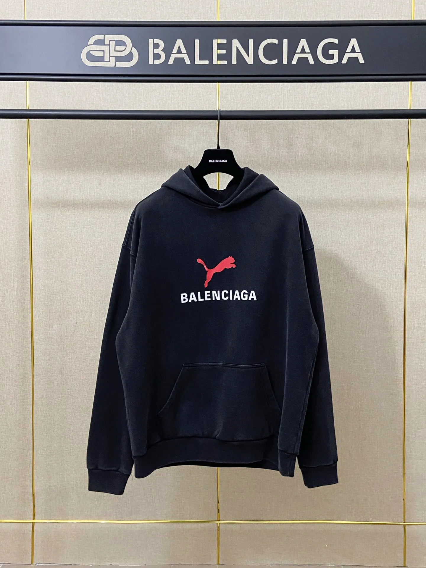🅿️290 7202# Actual photo top version [[BALENCIA*GA] official website quality Paris new joint PUMA series front printed hooded sweatshirt OS version loose dropped shoulders Unisex style Fabric: 480g 100% cotton terry Davidson Technique: front printed Garment wash distressed shaping solid color Color: washed black Size: XS S M L