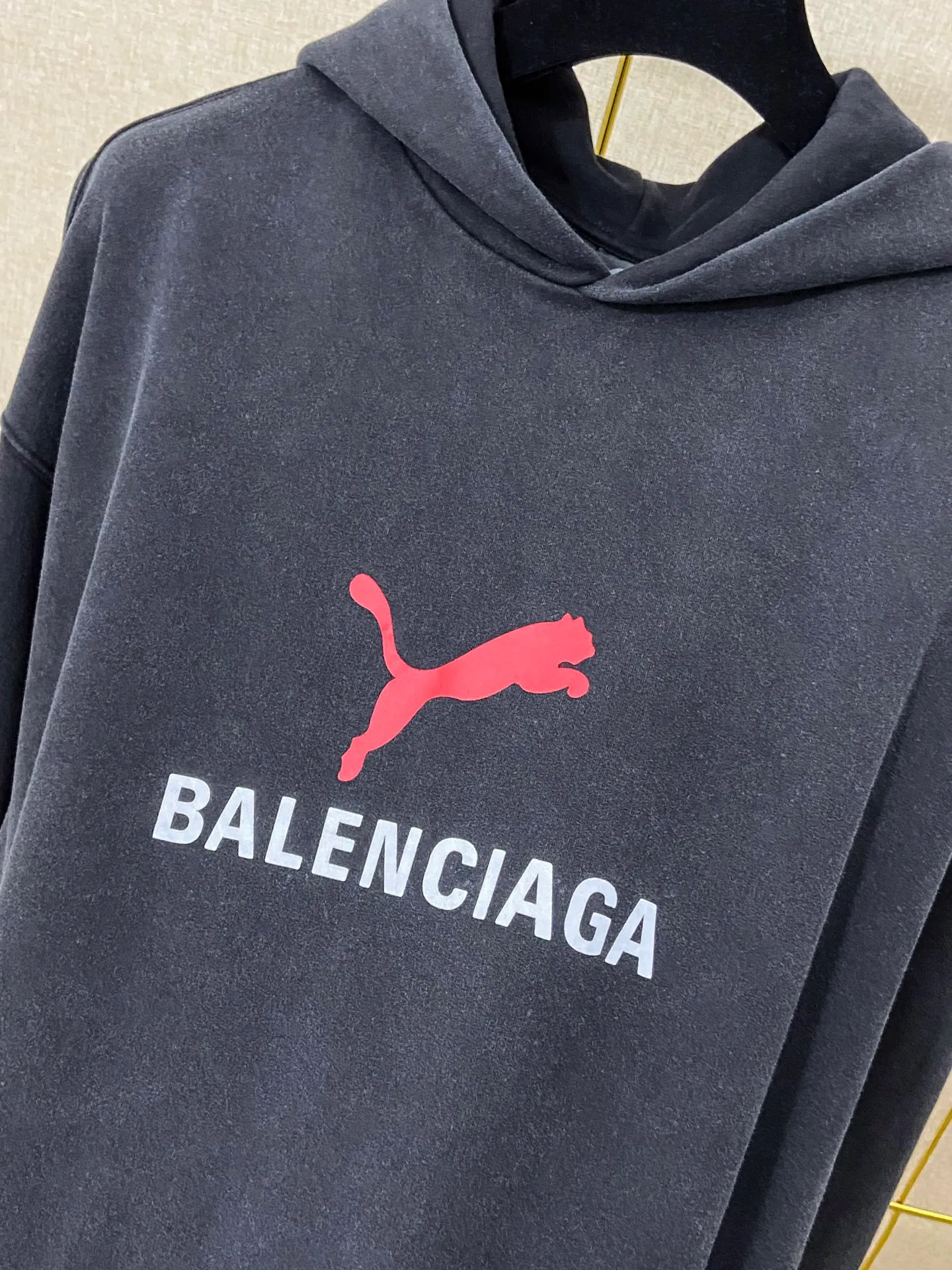 🅿️290 7202# Actual photo top version [[BALENCIA*GA] official website quality Paris new joint PUMA series front printed hooded sweatshirt OS version loose dropped shoulders Unisex style Fabric: 480g 100% cotton terry Davidson Technique: front printed Garment wash distressed shaping solid color Color: washed black Size: XS S M L