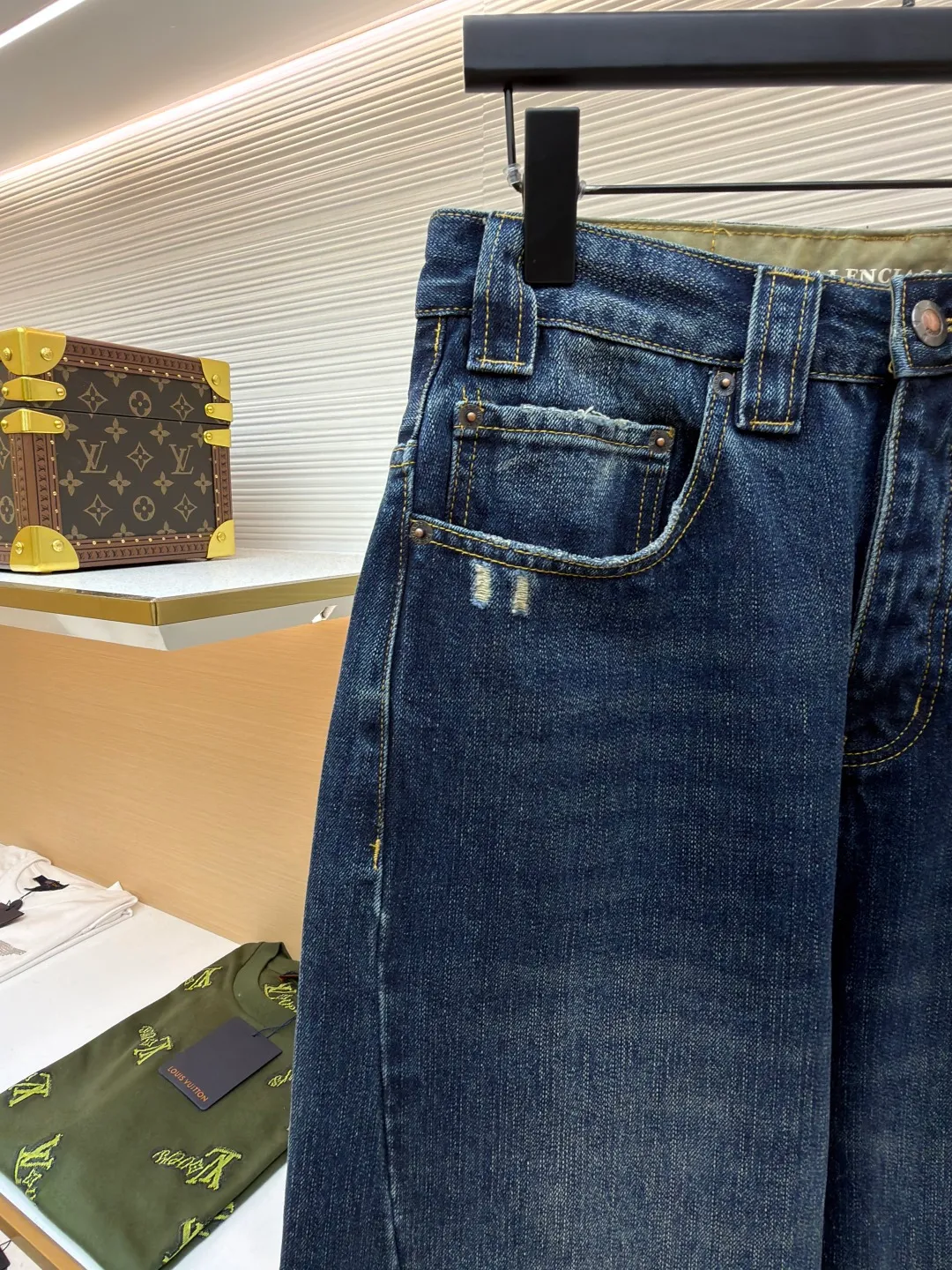 Balenciaga jeans embroidered denim trousers ●Authentic product: 12300 purchase and development ●Item number: 1681053-B25 ●Fabric: bamboo fabric ●Technology: washed production ●Version: loose version ●Weight: about 970 grams ●Size: There is a looming dark bamboo pattern in the dark blue base. The left leg is decorated with Balenciaga jeans embroidery, which complements the Paris kraft paper on the back waistband to add brand recognition. The black silk thread meanders on the dark blue background, instantly igniting the visual focus. The lines are smooth and full of tension. It has a dual temperament of retro and modern. It outlines the infinite possibilities of fashion, giving priority to customizing 1:1 original denim materials to stir-fry snowballs and stir-fry salt. Specially prepared corresponding solutions. Add a certain amount of dye, soak the denim material in it to absorb the solvent, then scrub it and dry it to further fade and oxidize it. The fried sand hand-rubbing technology is used to process the denim material in a sand-frying machine to cause natural fading and wear on the surface of the denim. Then, special tools are used to physically damage the surface of the jeans by hand, maintaining the original texture and details while increasing its uniqueness. The rub-pressed wrinkle whisker technology and the gun-painted cat whisker technology are combined to give priority to hand-rubbing in specific areas to achieve a natural wrinkle effect. Then, specific tools are used to draw a whisker-shaped texture to create a full visual effect. The overall wiring is straight and delicate, the fabric is comfortable and soft, and the color is consistent without color difference. It can be matched with the same style to create a fashionable look and control various occasions. Customized accessories, complete with three standards, same style for men and women!