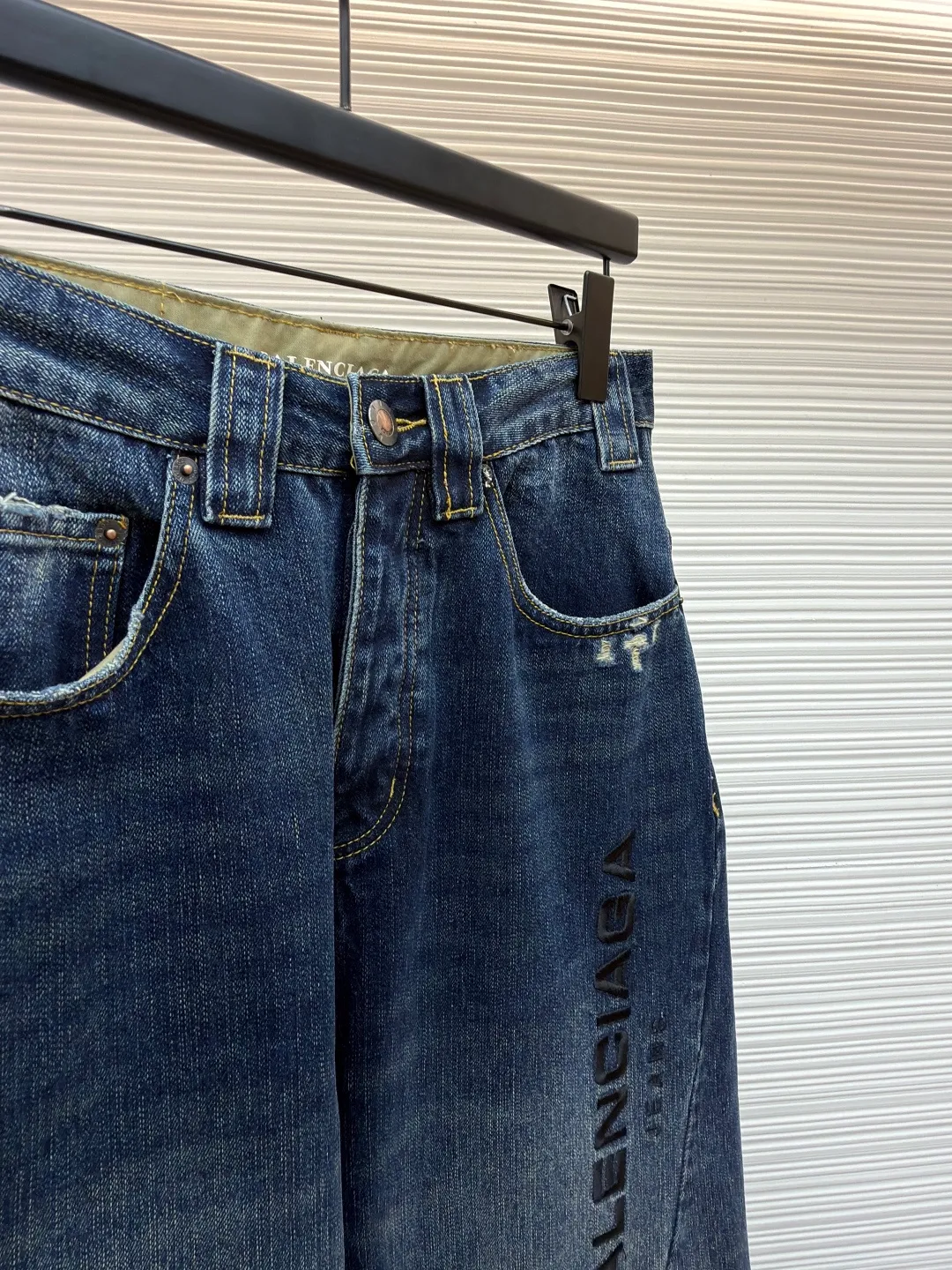 Balenciaga jeans embroidered denim trousers ●Authentic product: 12300 purchase and development ●Item number: 1681053-B25 ●Fabric: bamboo fabric ●Technology: washed production ●Version: loose version ●Weight: about 970 grams ●Size: There is a looming dark bamboo pattern in the dark blue base. The left leg is decorated with Balenciaga jeans embroidery, which complements the Paris kraft paper on the back waistband to add brand recognition. The black silk thread meanders on the dark blue background, instantly igniting the visual focus. The lines are smooth and full of tension. It has a dual temperament of retro and modern. It outlines the infinite possibilities of fashion, giving priority to customizing 1:1 original denim materials to stir-fry snowballs and stir-fry salt. Specially prepared corresponding solutions. Add a certain amount of dye, soak the denim material in it to absorb the solvent, then scrub it and dry it to further fade and oxidize it. The fried sand hand-rubbing technology is used to process the denim material in a sand-frying machine to cause natural fading and wear on the surface of the denim. Then, special tools are used to physically damage the surface of the jeans by hand, maintaining the original texture and details while increasing its uniqueness. The rub-pressed wrinkle whisker technology and the gun-painted cat whisker technology are combined to give priority to hand-rubbing in specific areas to achieve a natural wrinkle effect. Then, specific tools are used to draw a whisker-shaped texture to create a full visual effect. The overall wiring is straight and delicate, the fabric is comfortable and soft, and the color is consistent without color difference. It can be matched with the same style to create a fashionable look and control various occasions. Customized accessories, complete with three standards, same style for men and women!