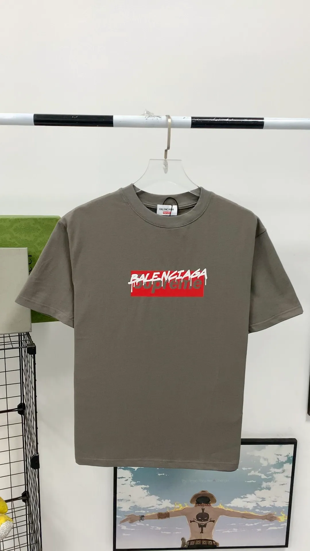 Frontal real shot video————The top tested version BALENCIAGA ✘ Supreme 23Ss joint printed T-shirt short sleeves [2023. Brand new BALENCIAGA ✘ Supreme launches its first joint series] BALENCIAGA and Supreme launch related joint products, and the 2023 spring and summer series will be with you, and it will be possible to once again create the highlight moment of Louis Vuitton x Supreme in 2017. The latest exclusive customized co-branded accessories on the entire network, exclusive co-branded packaging boxes, main mark, hangtag and packaging are all different from other models on the market. The side flag mark is exclusively customized for this collaboration, with double logo red mark, the same style for men and women!  Color Black White Khaki Size XS S M L P:260