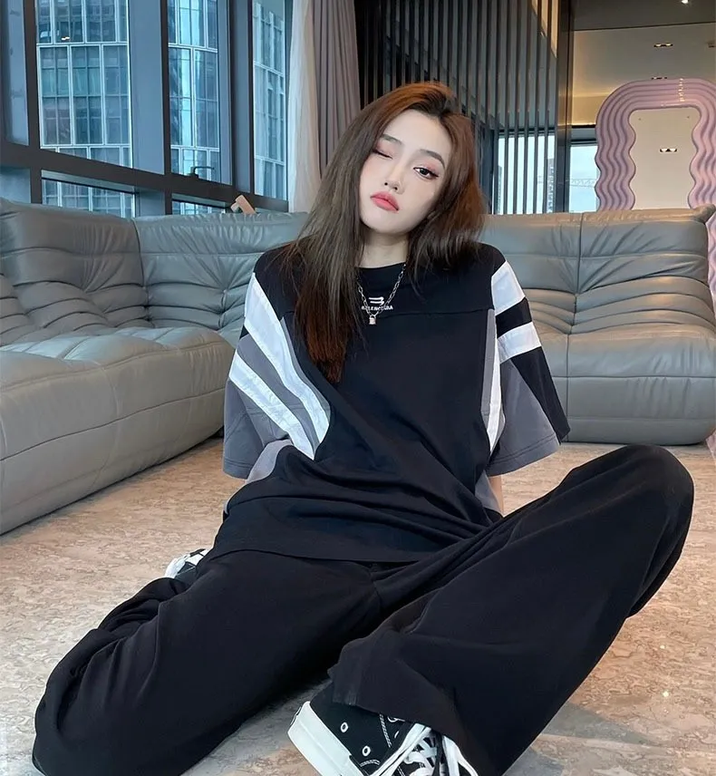 ♻️💯Upper body reference model picture❤️Top verified version BALENCIAGA/Balenciaga 22SS splicing heavy industry male and female couple celebrity short-sleeved T-shirt. Here is an explanation why mine is dozens of yuan more expensive than others: 1. I feel that there is nothing to explain. This product can be shipped at this price and it is already a philanthropist. The difficulty of splicing. I changed a dozen factories and shook my head. It is a miracle that it can be shipped. 2. Each model is produced by the company, and the details of the workmanship and fabrics are consistent with the original product. Guaranteed no color difference from the counter. Reproduction is not scary. Whoever fakes it will be embarrassed. It’s not shameful to make a replica, it’s shameful if you can’t buy the correct version if you make a replica. All of my series can be found in all major places and will be absolutely stunning! 3. The fabric is made of 280g Paris-specific double yarn. No one can make better fabrics than mine. There is really no way to compare with the ordinary version on the market. Respect it. It is authentic and costs thousands of dollars. Don’t wear the quality of street stalls. 4. The workmanship is restored in all aspects and the packaging is restored in all aspects. 5. I guarantee here that this is the highest quality you can find. Size: XS-L (the correct version size L can wear 220 pounds, which is very large) Fabric: Customized 280g custom-woven and dyed double yarn Color: Black Version: The whole piece adopts three-needle and five-thread technology, (neckline-shoulder seam-sleeve seam-pressed double thread, looks more three-dimensional and textured) The same process as the original original, classic version, small dropped shoulders, micro silhouette! ✔️Correct 240g double yarn fabric ✔️Correct high version ✔️Correct double yarn high weight thread ✔️Correct packaging details P:310