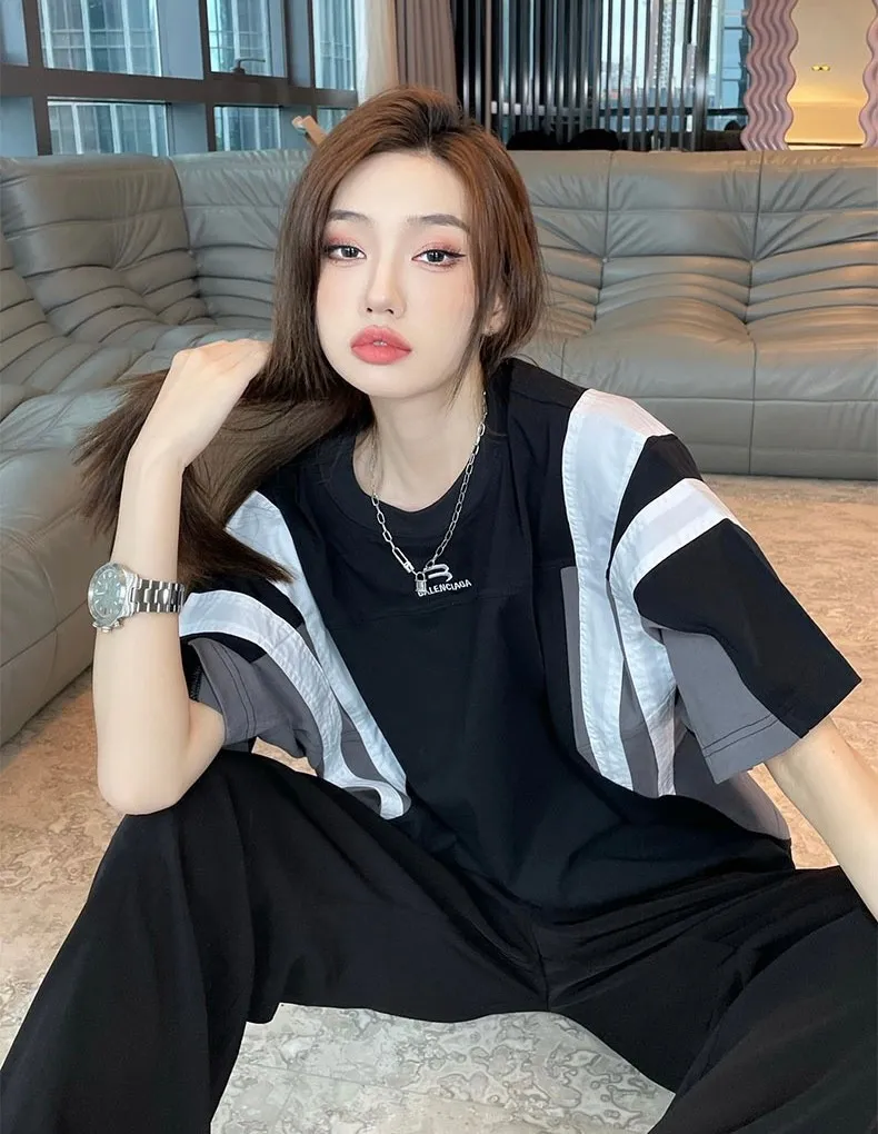 ♻️💯Upper body reference model picture❤️Top verified version BALENCIAGA/Balenciaga 22SS splicing heavy industry male and female couple celebrity short-sleeved T-shirt. Here is an explanation why mine is dozens of yuan more expensive than others: 1. I feel that there is nothing to explain. This product can be shipped at this price and it is already a philanthropist. The difficulty of splicing. I changed a dozen factories and shook my head. It is a miracle that it can be shipped. 2. Each model is produced by the company, and the details of the workmanship and fabrics are consistent with the original product. Guaranteed no color difference from the counter. Reproduction is not scary. Whoever fakes it will be embarrassed. It’s not shameful to make a replica, it’s shameful if you can’t buy the correct version if you make a replica. All of my series can be found in all major places and will be absolutely stunning! 3. The fabric is made of 280g Paris-specific double yarn. No one can make better fabrics than mine. There is really no way to compare with the ordinary version on the market. Respect it. It is authentic and costs thousands of dollars. Don’t wear the quality of street stalls. 4. The workmanship is restored in all aspects and the packaging is restored in all aspects. 5. I guarantee here that this is the highest quality you can find. Size: XS-L (the correct version size L can wear 220 pounds, which is very large) Fabric: Customized 280g custom-woven and dyed double yarn Color: Black Version: The whole piece adopts three-needle and five-thread technology, (neckline-shoulder seam-sleeve seam-pressed double thread, looks more three-dimensional and textured) The same process as the original original, classic version, small dropped shoulders, micro silhouette! ✔️Correct 240g double yarn fabric ✔️Correct high version ✔️Correct double yarn high weight thread ✔️Correct packaging details P:310