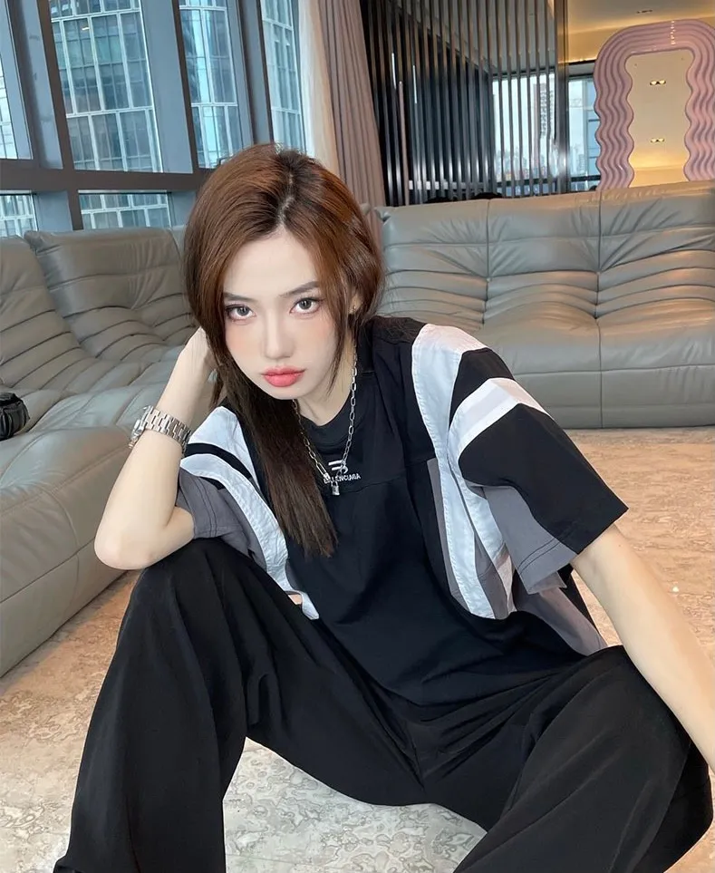 ♻️💯Upper body reference model picture❤️Top verified version BALENCIAGA/Balenciaga 22SS splicing heavy industry male and female couple celebrity short-sleeved T-shirt. Here is an explanation why mine is dozens of yuan more expensive than others: 1. I feel that there is nothing to explain. This product can be shipped at this price and it is already a philanthropist. The difficulty of splicing. I changed a dozen factories and shook my head. It is a miracle that it can be shipped. 2. Each model is produced by the company, and the details of the workmanship and fabrics are consistent with the original product. Guaranteed no color difference from the counter. Reproduction is not scary. Whoever fakes it will be embarrassed. It’s not shameful to make a replica, it’s shameful if you can’t buy the correct version if you make a replica. All of my series can be found in all major places and will be absolutely stunning! 3. The fabric is made of 280g Paris-specific double yarn. No one can make better fabrics than mine. There is really no way to compare with the ordinary version on the market. Respect it. It is authentic and costs thousands of dollars. Don’t wear the quality of street stalls. 4. The workmanship is restored in all aspects and the packaging is restored in all aspects. 5. I guarantee here that this is the highest quality you can find. Size: XS-L (the correct version size L can wear 220 pounds, which is very large) Fabric: Customized 280g custom-woven and dyed double yarn Color: Black Version: The whole piece adopts three-needle and five-thread technology, (neckline-shoulder seam-sleeve seam-pressed double thread, looks more three-dimensional and textured) The same process as the original original, classic version, small dropped shoulders, micro silhouette! ✔️Correct 240g double yarn fabric ✔️Correct high version ✔️Correct double yarn high weight thread ✔️Correct packaging details P:310