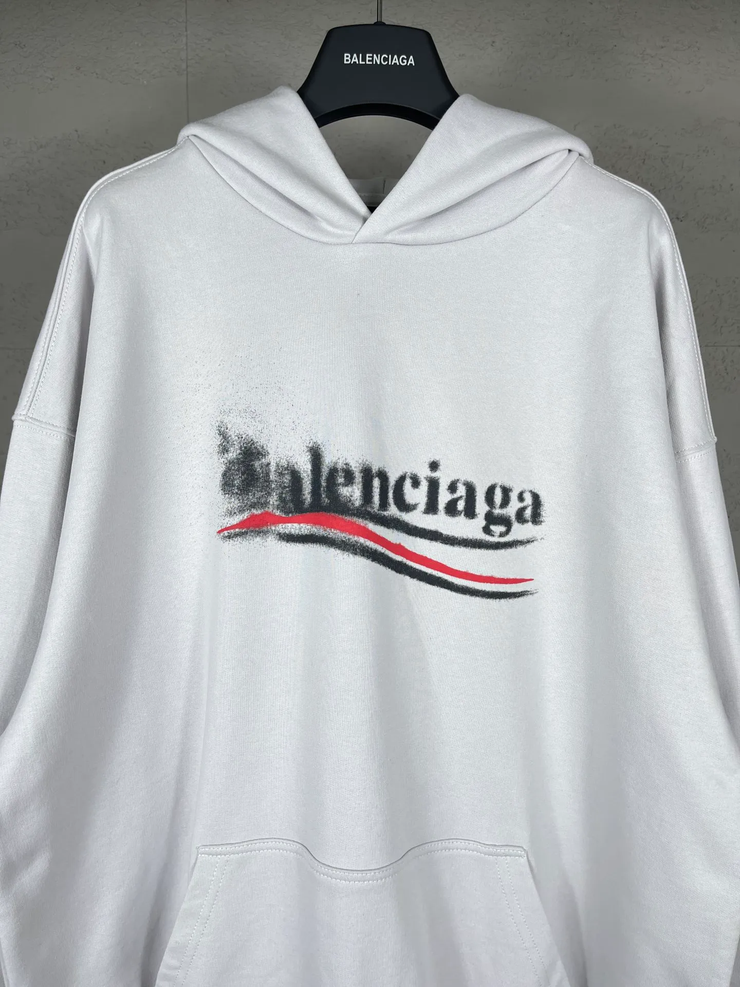 🅿️300 real photos [Top version. Official website quality] BALENCI*GA/Paris. 2024 new classic letter LOGO printed graffiti hooded sweatshirt. Brick cabinets are synchronized. Genuine products are developed at the first time. All fabric colors are available. Printed Y boards are customized. Enjoy printing and comparison! The fabric is made of Paris ZP custom-woven and dyed cotton terry sweatshirt. Weighing 460 grams, the cloth surface is clean. The cloth pattern is clear, soft and comfortable. The threads are dyed with no color difference. The classic LOGO uses environmentally friendly imported materials to print graffiti, and the dot direct spray process creates a three-dimensional effect. Restore the brick cabinet, adopt the OS loose shoulder style. Same style for men and women Coding: BL238930 Color: black and blue, off-white Size: XS S M L