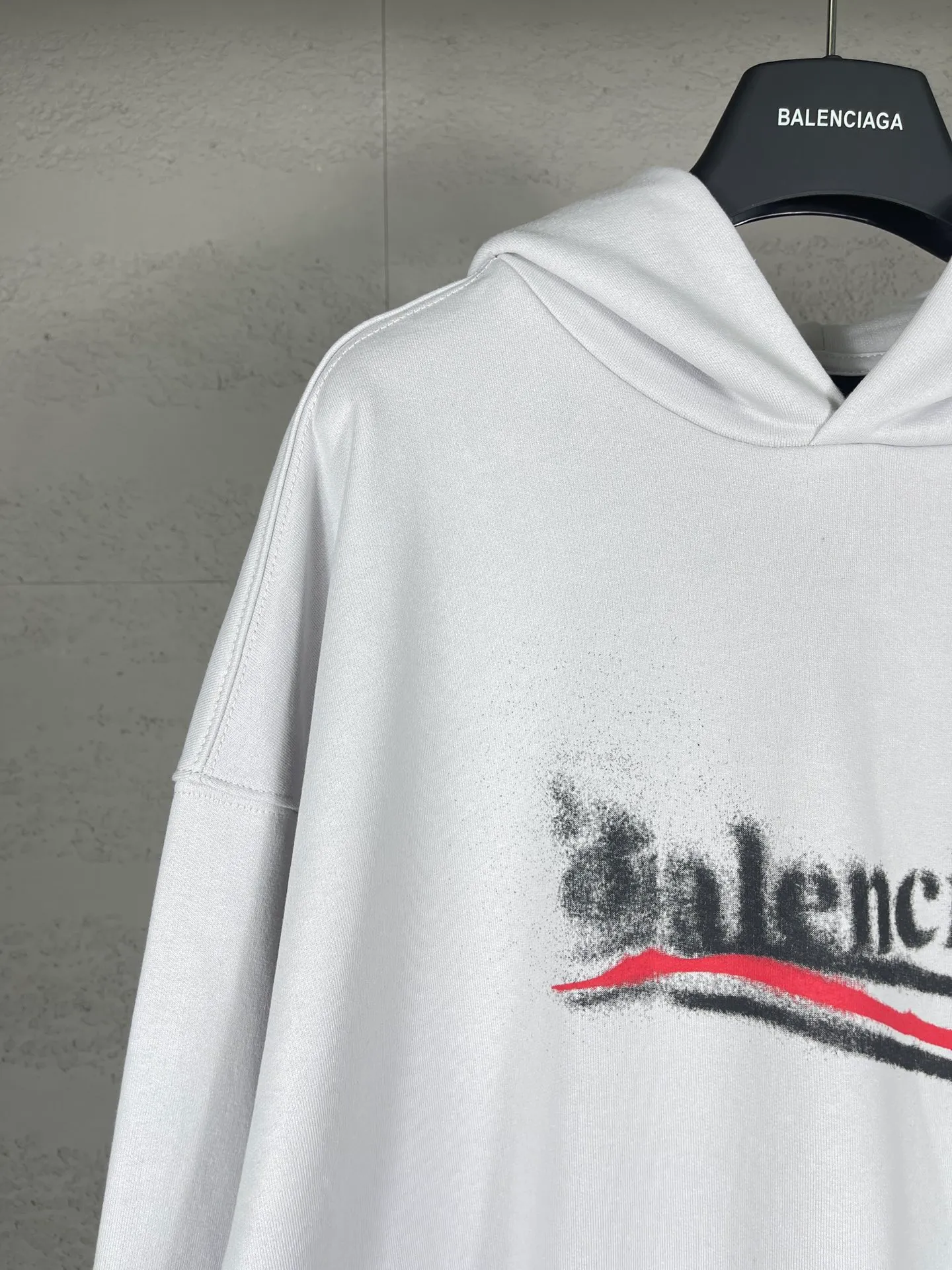 🅿️300 real photos [Top version. Official website quality] BALENCI*GA/Paris. 2024 new classic letter LOGO printed graffiti hooded sweatshirt. Brick cabinets are synchronized. Genuine products are developed at the first time. All fabric colors are available. Printed Y boards are customized. Enjoy printing and comparison! The fabric is made of Paris ZP custom-woven and dyed cotton terry sweatshirt. Weighing 460 grams, the cloth surface is clean. The cloth pattern is clear, soft and comfortable. The threads are dyed with no color difference. The classic LOGO uses environmentally friendly imported materials to print graffiti, and the dot direct spray process creates a three-dimensional effect. Restore the brick cabinet, adopt the OS loose shoulder style. Same style for men and women Coding: BL238930 Color: black and blue, off-white Size: XS S M L