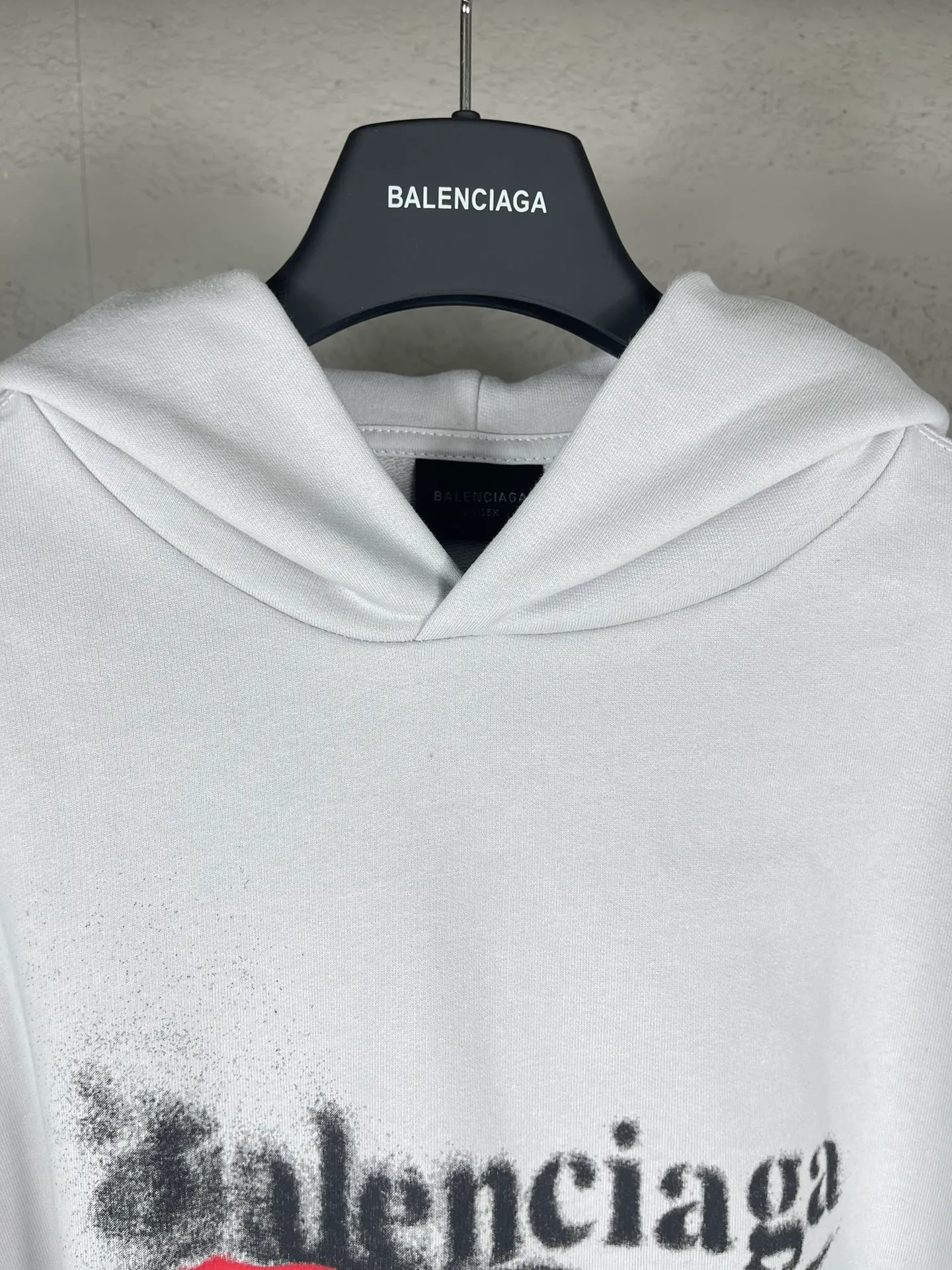 🅿️300 real photos [Top version. Official website quality] BALENCI*GA/Paris. 2024 new classic letter LOGO printed graffiti hooded sweatshirt. Brick cabinets are synchronized. Genuine products are developed at the first time. All fabric colors are available. Printed Y boards are customized. Enjoy printing and comparison! The fabric is made of Paris ZP custom-woven and dyed cotton terry sweatshirt. Weighing 460 grams, the cloth surface is clean. The cloth pattern is clear, soft and comfortable. The threads are dyed with no color difference. The classic LOGO uses environmentally friendly imported materials to print graffiti, and the dot direct spray process creates a three-dimensional effect. Restore the brick cabinet, adopt the OS loose shoulder style. Same style for men and women Coding: BL238930 Color: black and blue, off-white Size: XS S M L