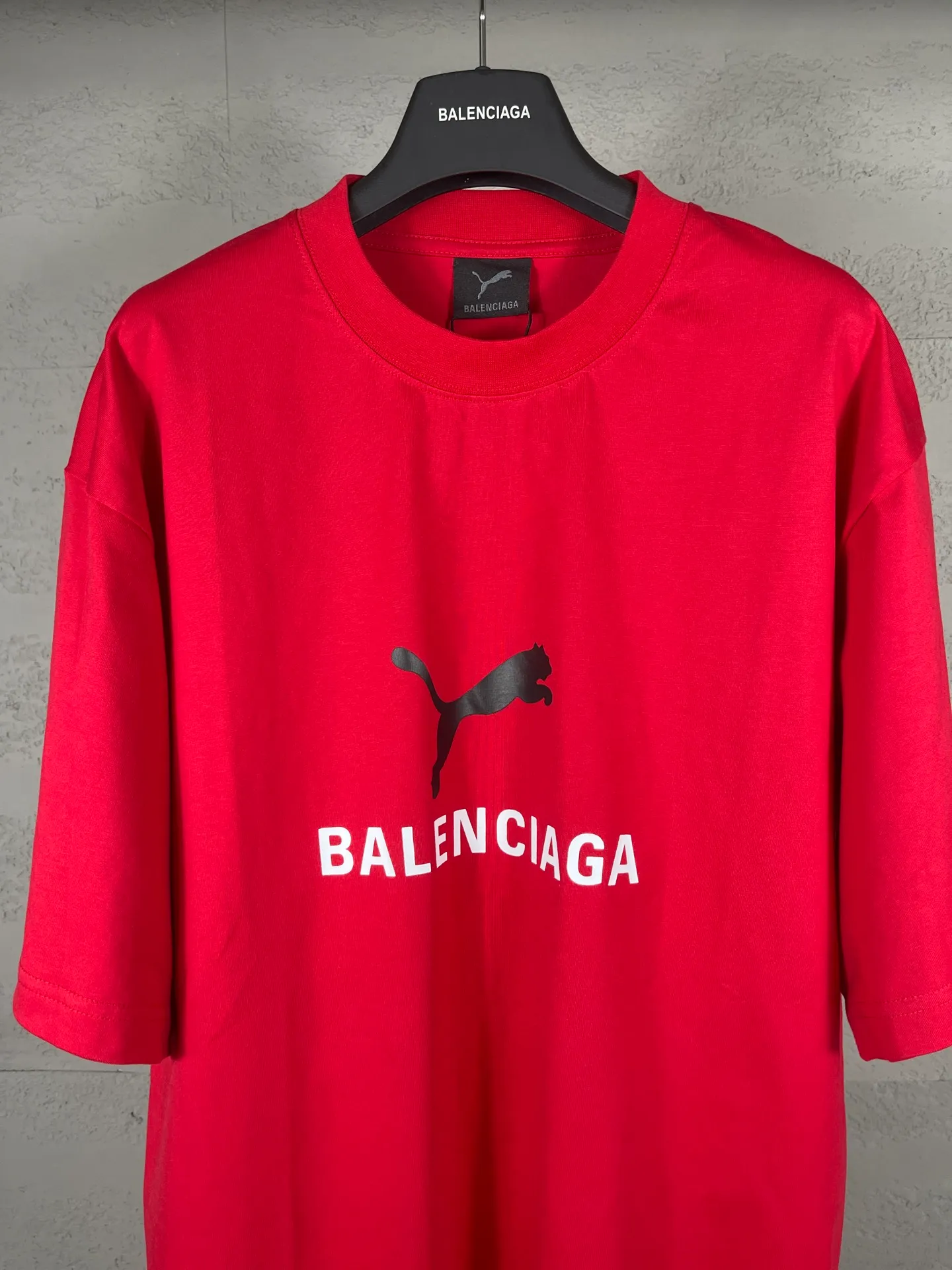 🅿️180 real photos [Top version. Official website quality] BALENCI*GA/26 new model. Paris co-branded puma series front printed washed short-sleeved T-shirt # SS26 latest model. Research and development at the first time, different market currencies. Comparisons welcome. The fabric is made of Paris ZP custom-woven and dyed cotton double yarn. Weighing 260 grams, the cloth surface is clean. The cloth pattern is clear, soft and comfortable. The threads are dyed with no color difference. The printing uses environmentally friendly imported rubber paddles, with clear letters and no burrs. Strong three-dimensional effect. Garment washing water. Jubie market currency. Welcome to compare. The version adopts OS loose shoulder design. Same style for men and women. Code: BL253716 Color: washed black, red, off-white Size: XS S M L