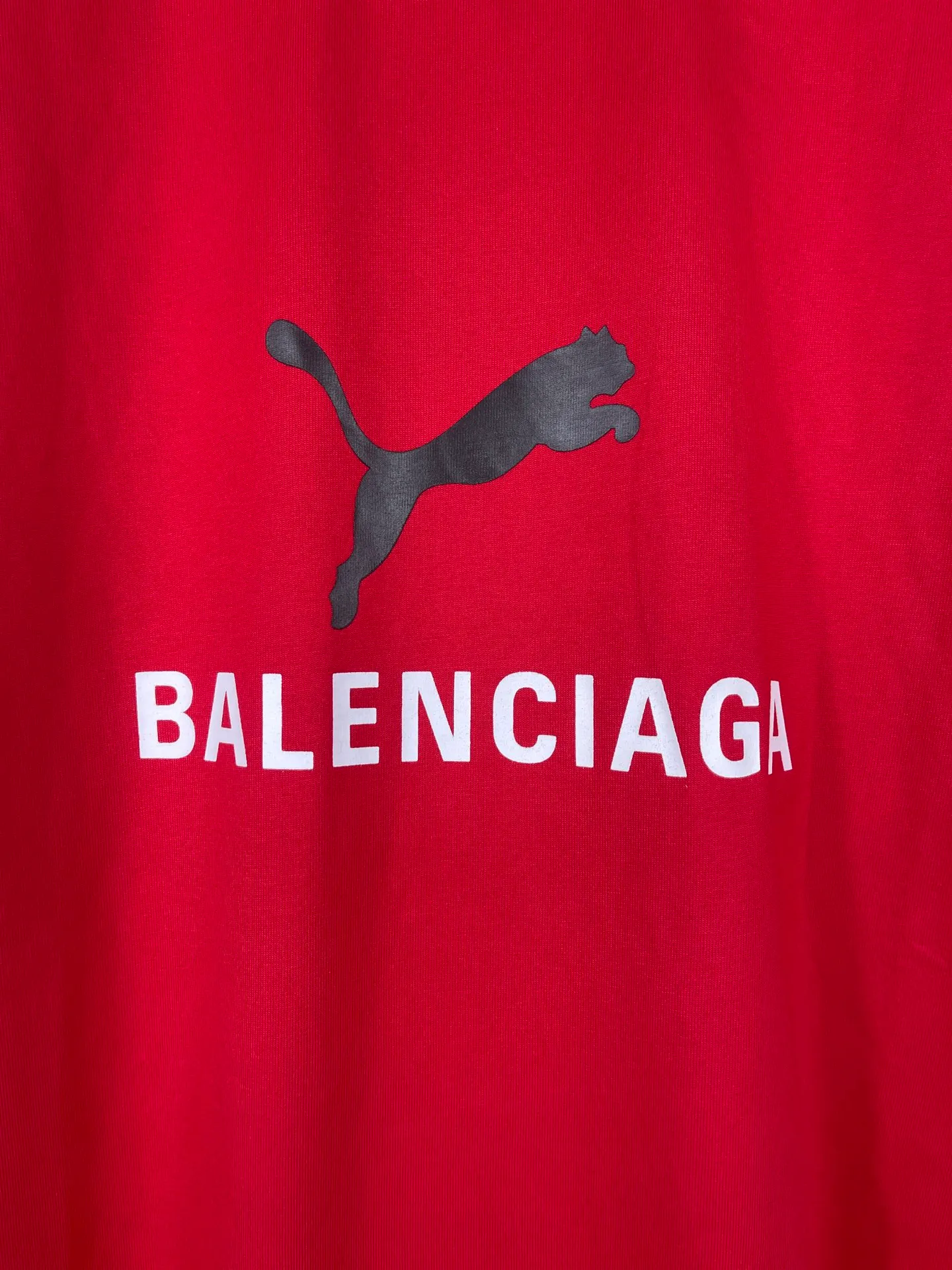 🅿️180 real photos [Top version. Official website quality] BALENCI*GA/26 new model. Paris co-branded puma series front printed washed short-sleeved T-shirt # SS26 latest model. Research and development at the first time, different market currencies. Comparisons welcome. The fabric is made of Paris ZP custom-woven and dyed cotton double yarn. Weighing 260 grams, the cloth surface is clean. The cloth pattern is clear, soft and comfortable. The threads are dyed with no color difference. The printing uses environmentally friendly imported rubber paddles, with clear letters and no burrs. Strong three-dimensional effect. Garment washing water. Jubie market currency. Welcome to compare. The version adopts OS loose shoulder design. Same style for men and women. Code: BL253716 Color: washed black, red, off-white Size: XS S M L