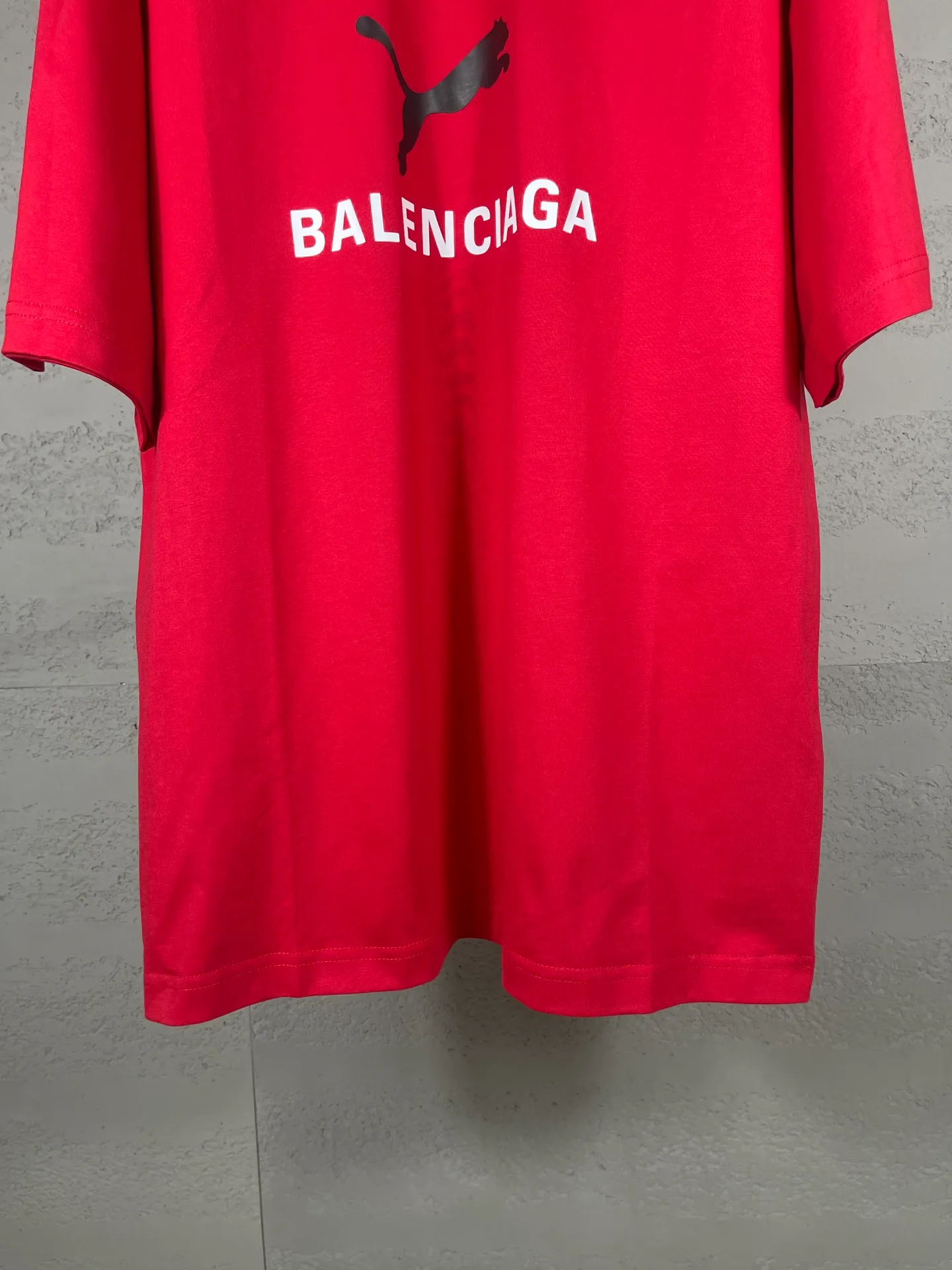 🅿️180 real photos [Top version. Official website quality] BALENCI*GA/26 new model. Paris co-branded puma series front printed washed short-sleeved T-shirt # SS26 latest model. Research and development at the first time, different market currencies. Comparisons welcome. The fabric is made of Paris ZP custom-woven and dyed cotton double yarn. Weighing 260 grams, the cloth surface is clean. The cloth pattern is clear, soft and comfortable. The threads are dyed with no color difference. The printing uses environmentally friendly imported rubber paddles, with clear letters and no burrs. Strong three-dimensional effect. Garment washing water. Jubie market currency. Welcome to compare. The version adopts OS loose shoulder design. Same style for men and women. Code: BL253716 Color: washed black, red, off-white Size: XS S M L
