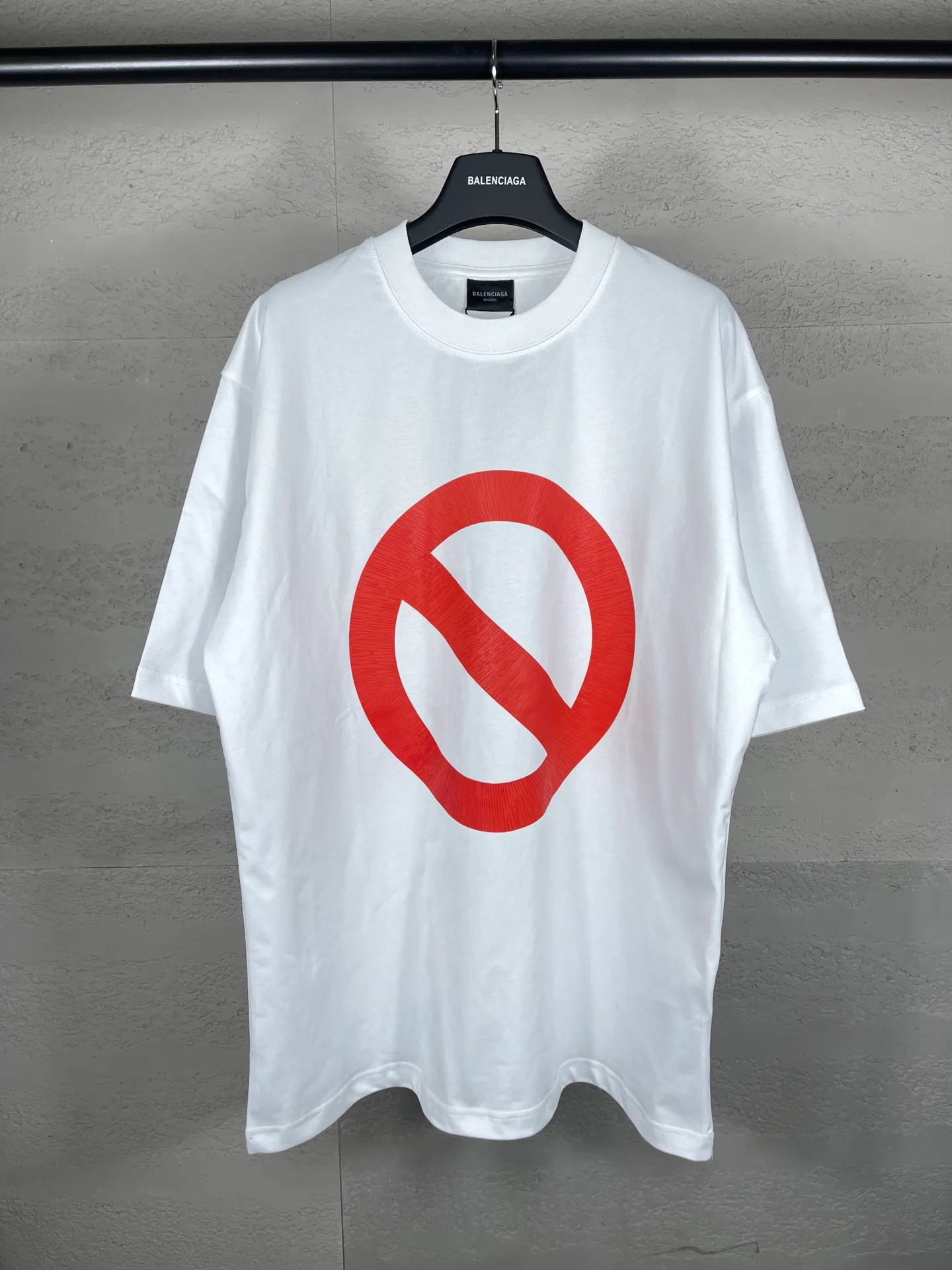 🅿️174 Real photos [Top version. Official website quality] BALENCI*GA/Paris. 2024 new front and back crack printed short-sleeved T-shirt. Brick cabinet synchronization. Genuine product developed at the first time, happy to print and compare! The fabric is made of Paris ZP custom-woven and dyed cotton with double yarns and compact cotton. The weight is 260 grams. The cloth surface is clean. The cloth pattern is clear, soft and comfortable. The threads are dyed with no color difference. The classic printing is made of environmentally friendly imported materials, with clear letters and three-dimensional effect. Restore the brick cabinet. Ready-made clothes are washed and distressed, different market currency, welcome to compare, the version adopts OS loose shoulder version. Same style for men and women Coding: BL223217 Color: black, white Size: XS to L
