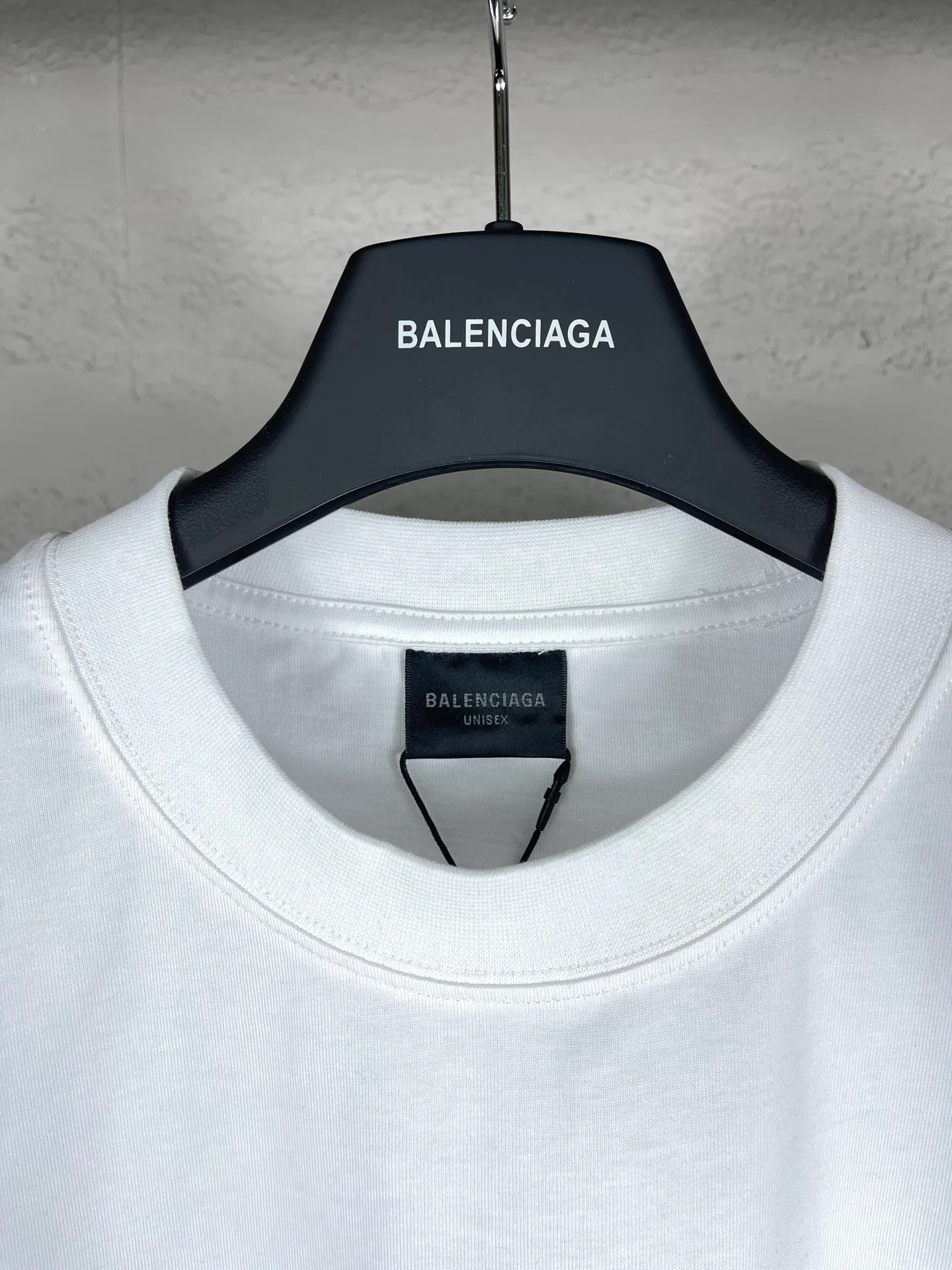 🅿️174 Real photos [Top version. Official website quality] BALENCI*GA/Paris. 2024 new front and back crack printed short-sleeved T-shirt. Brick cabinet synchronization. Genuine product developed at the first time, happy to print and compare! The fabric is made of Paris ZP custom-woven and dyed cotton with double yarns and compact cotton. The weight is 260 grams. The cloth surface is clean. The cloth pattern is clear, soft and comfortable. The threads are dyed with no color difference. The classic printing is made of environmentally friendly imported materials, with clear letters and three-dimensional effect. Restore the brick cabinet. Ready-made clothes are washed and distressed, different market currency, welcome to compare, the version adopts OS loose shoulder version. Same style for men and women Coding: BL223217 Color: black, white Size: XS to L