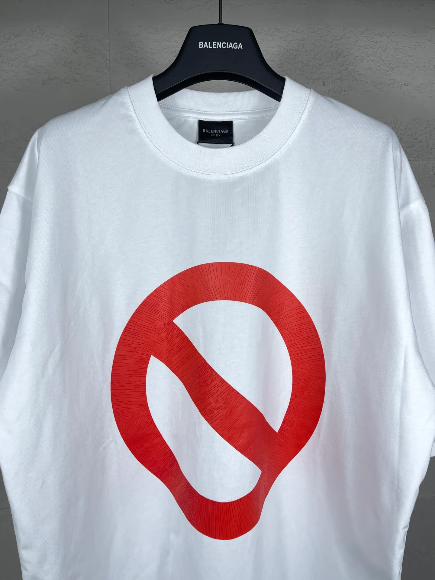 🅿️174 Real photos [Top version. Official website quality] BALENCI*GA/Paris. 2024 new front and back crack printed short-sleeved T-shirt. Brick cabinet synchronization. Genuine product developed at the first time, happy to print and compare! The fabric is made of Paris ZP custom-woven and dyed cotton with double yarns and compact cotton. The weight is 260 grams. The cloth surface is clean. The cloth pattern is clear, soft and comfortable. The threads are dyed with no color difference. The classic printing is made of environmentally friendly imported materials, with clear letters and three-dimensional effect. Restore the brick cabinet. Ready-made clothes are washed and distressed, different market currency, welcome to compare, the version adopts OS loose shoulder version. Same style for men and women Coding: BL223217 Color: black, white Size: XS to L