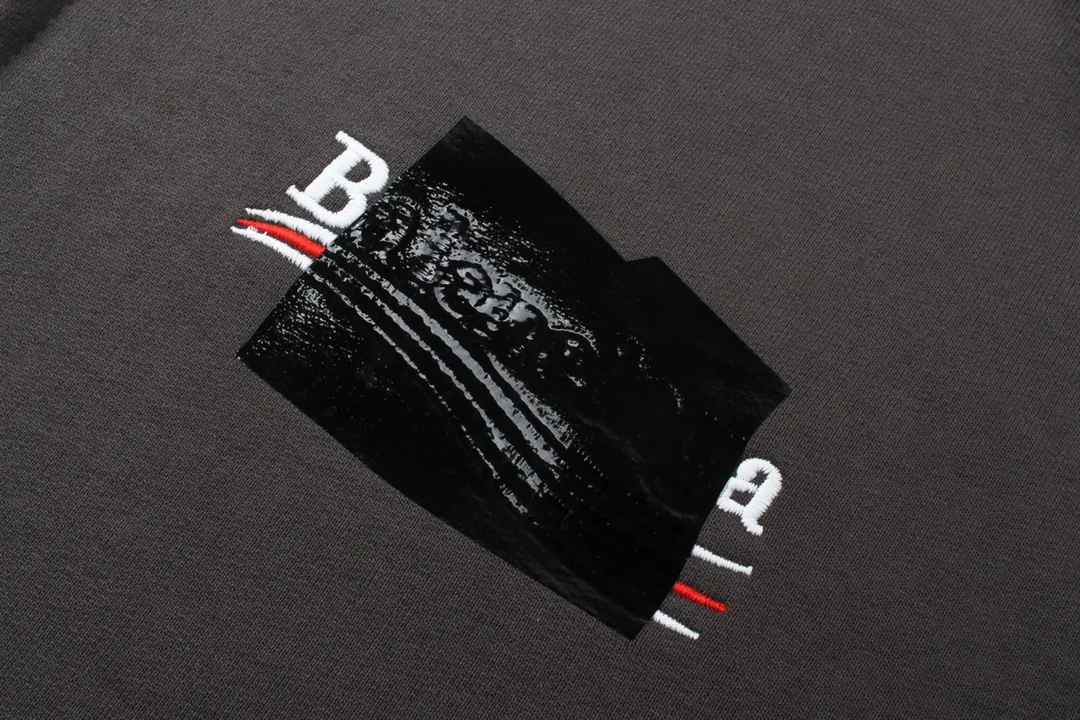 🅿️390 Detailed picture [Top version. Official website quality] BALENCI*GA/Paris#Classic model. Coke embroidered hand-painted graffiti black tape cardigan hooded sweatshirt. The fabric is made of Paris ZP custom-woven and dyed cotton David sweatshirt. The weight is 450 grams. The cloth surface is clean. The cloth pattern is clear, soft and comfortable. The color fastness is good. It is not easy to change color. The threads are dyed with no color difference. The classic pattern embroidery uses an imported embroidery machine, and the embroidery thread color is the original color. The finished product is washed and worn, and hand-painted graffiti. Produced by looking at pictures at Jubie Market. The letters are clear. The three-dimensional effect is strong. The embroidered flowers are finished and the finished product is glued. The version adopts OS loose shoulder design. Same style for men and women. Code: BL238072 Color: black. Smoke gray. Size: XS S M L