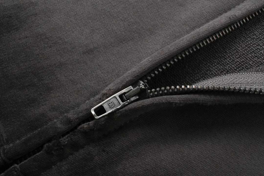 🅿️390 Detailed picture [Top version. Official website quality] BALENCI*GA/Paris#Classic model. Coke embroidered hand-painted graffiti black tape cardigan hooded sweatshirt. The fabric is made of Paris ZP custom-woven and dyed cotton David sweatshirt. The weight is 450 grams. The cloth surface is clean. The cloth pattern is clear, soft and comfortable. The color fastness is good. It is not easy to change color. The threads are dyed with no color difference. The classic pattern embroidery uses an imported embroidery machine, and the embroidery thread color is the original color. The finished product is washed and worn, and hand-painted graffiti. Produced by looking at pictures at Jubie Market. The letters are clear. The three-dimensional effect is strong. The embroidered flowers are finished and the finished product is glued. The version adopts OS loose shoulder design. Same style for men and women. Code: BL238072 Color: black. Smoke gray. Size: XS S M L
