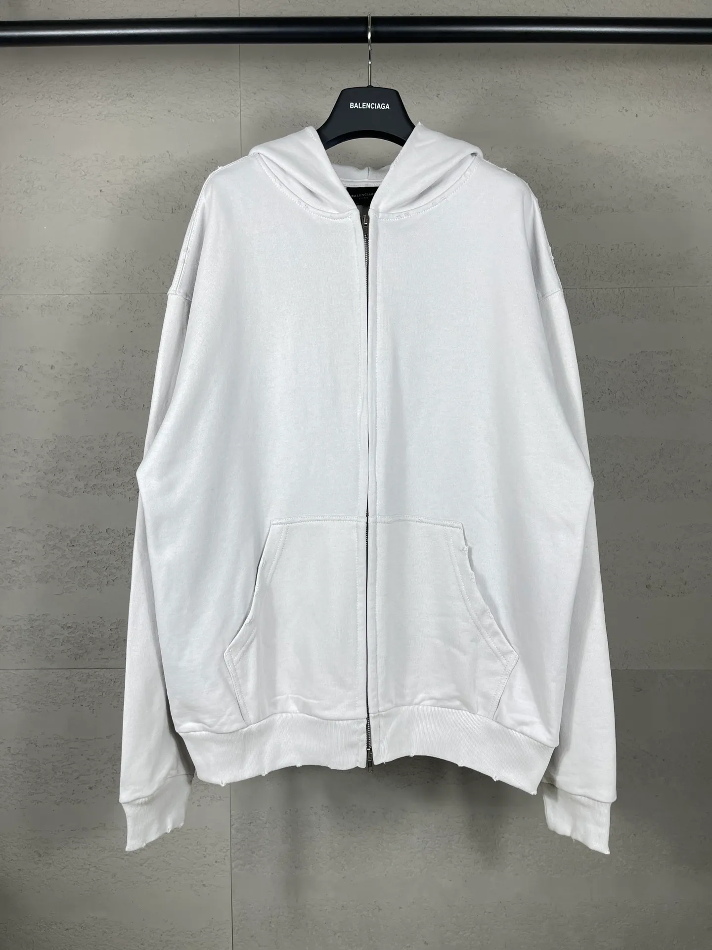 🅿️360 real photos [Top version. Official website quality] BALENCI*GA/Paris. 2024 new style, back letter foam printing, washed and distressed zipper cardigan hooded sweatshirt 2024 new style. All pattern details, color, Y plate customization. Jubilee market currency. Brick cabinets are synchronized. Genuine products are developed at the first time, and you can print and compare! The fabric is made of Paris ZP custom-woven and dyed cotton terry sweatshirt. Weighing 460 grams, the cloth surface is clean. The cloth pattern is clear, soft and comfortable. The threads are dyed with no color difference. The printing uses environmentally friendly imported foam printing, with clear letters and three-dimensional effect. The entire garment is washed, distressed and worn. The version adopts OS loose shoulder design. Same style for men and women. Code: BL238957 Color: gray and white Size: XS S M L
