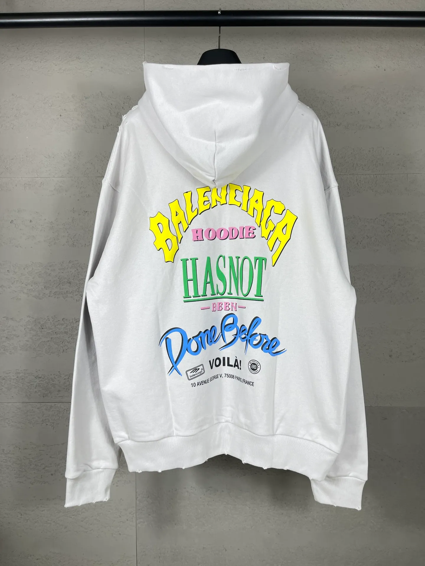 🅿️360 real photos [Top version. Official website quality] BALENCI*GA/Paris. 2024 new style, back letter foam printing, washed and distressed zipper cardigan hooded sweatshirt 2024 new style. All pattern details, color, Y plate customization. Jubilee market currency. Brick cabinets are synchronized. Genuine products are developed at the first time, and you can print and compare! The fabric is made of Paris ZP custom-woven and dyed cotton terry sweatshirt. Weighing 460 grams, the cloth surface is clean. The cloth pattern is clear, soft and comfortable. The threads are dyed with no color difference. The printing uses environmentally friendly imported foam printing, with clear letters and three-dimensional effect. The entire garment is washed, distressed and worn. The version adopts OS loose shoulder design. Same style for men and women. Code: BL238957 Color: gray and white Size: XS S M L