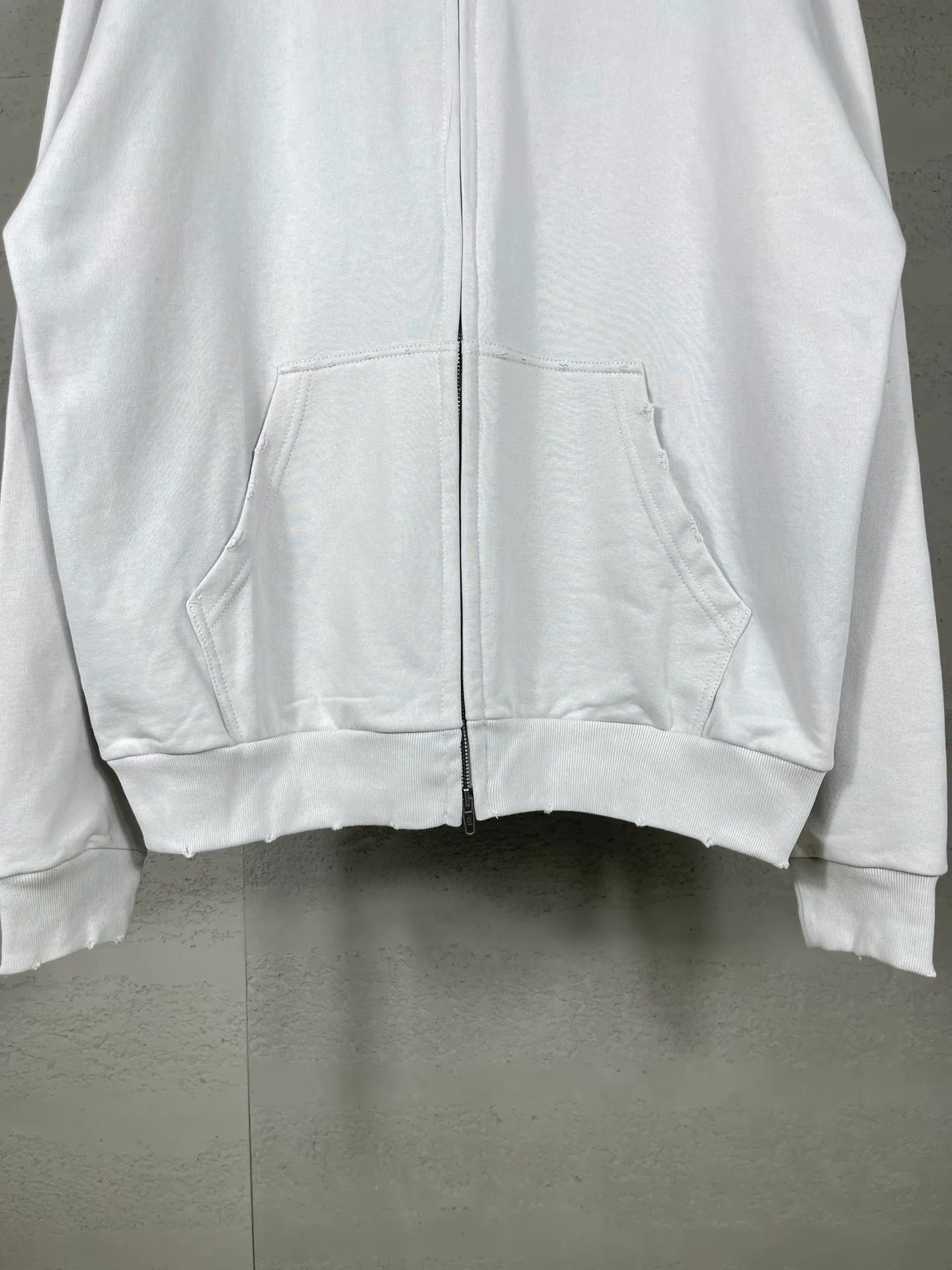 🅿️360 real photos [Top version. Official website quality] BALENCI*GA/Paris. 2024 new style, back letter foam printing, washed and distressed zipper cardigan hooded sweatshirt 2024 new style. All pattern details, color, Y plate customization. Jubilee market currency. Brick cabinets are synchronized. Genuine products are developed at the first time, and you can print and compare! The fabric is made of Paris ZP custom-woven and dyed cotton terry sweatshirt. Weighing 460 grams, the cloth surface is clean. The cloth pattern is clear, soft and comfortable. The threads are dyed with no color difference. The printing uses environmentally friendly imported foam printing, with clear letters and three-dimensional effect. The entire garment is washed, distressed and worn. The version adopts OS loose shoulder design. Same style for men and women. Code: BL238957 Color: gray and white Size: XS S M L